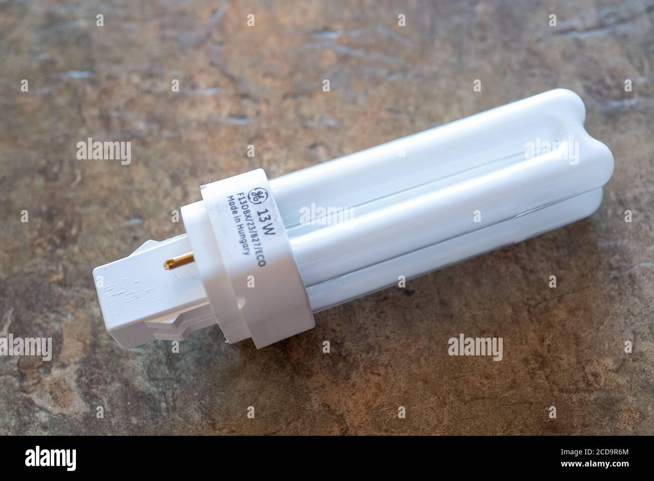 Gros plan de l'ampoule fluocompacte à économie d'énergie de la marque General Electric (GE), San Ramon (Californie), sur une surface en carreaux, 18 juin 2020. () Banque D'Images