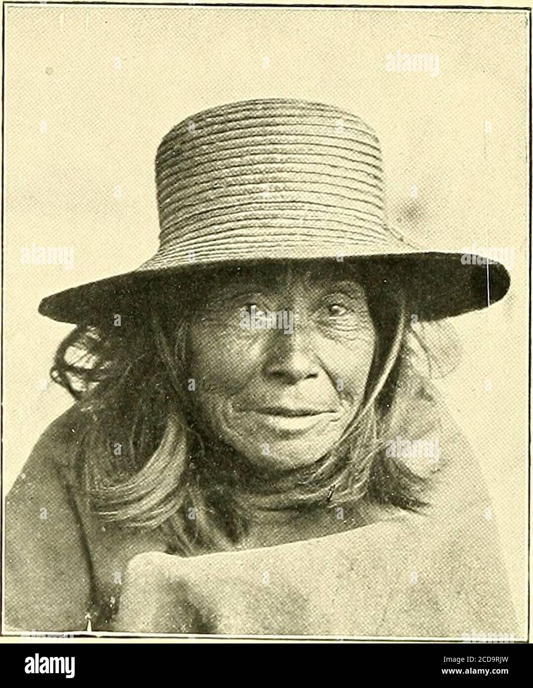 . Amérique du Nord britannique : I. l'extrême-Ouest, la maison des Salish et du Déné . Un garçon Salish UNE femme Salish à la page 47 LES RACES INDIGÈNES 47 amiss. En attendant, un natif peut appeler en son absence, s'aider à autant de poudre et de grenaille ou de tout autre élément qu'il peut avoir besoin, mais il ne manquera jamais de leaveThere un équivalent exact en fourrures. La gomme a été très impressionnée par l'honnêteté de laSalish avec qui il est entré en contact, et chaque personne qui avait quelque chose à faire avec eux dans les jours de la vérité parle aussi dans les termes les plus élevés de leur honestyet fidélité. Mais il n'est pas nécessaire d'aller loin pour apprendre W Banque D'Images