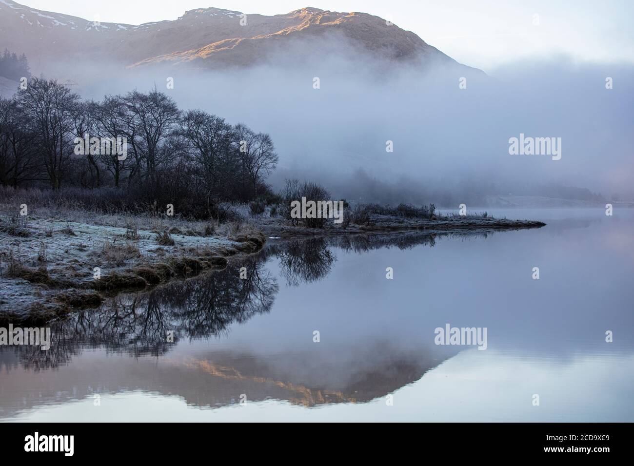 Un trajet matinal brumeux à travers les Highlands d'Écosse s'arrêtant au Loch Lubhnaig, au Loch Lubhair et au Loch Awe. Banque D'Images