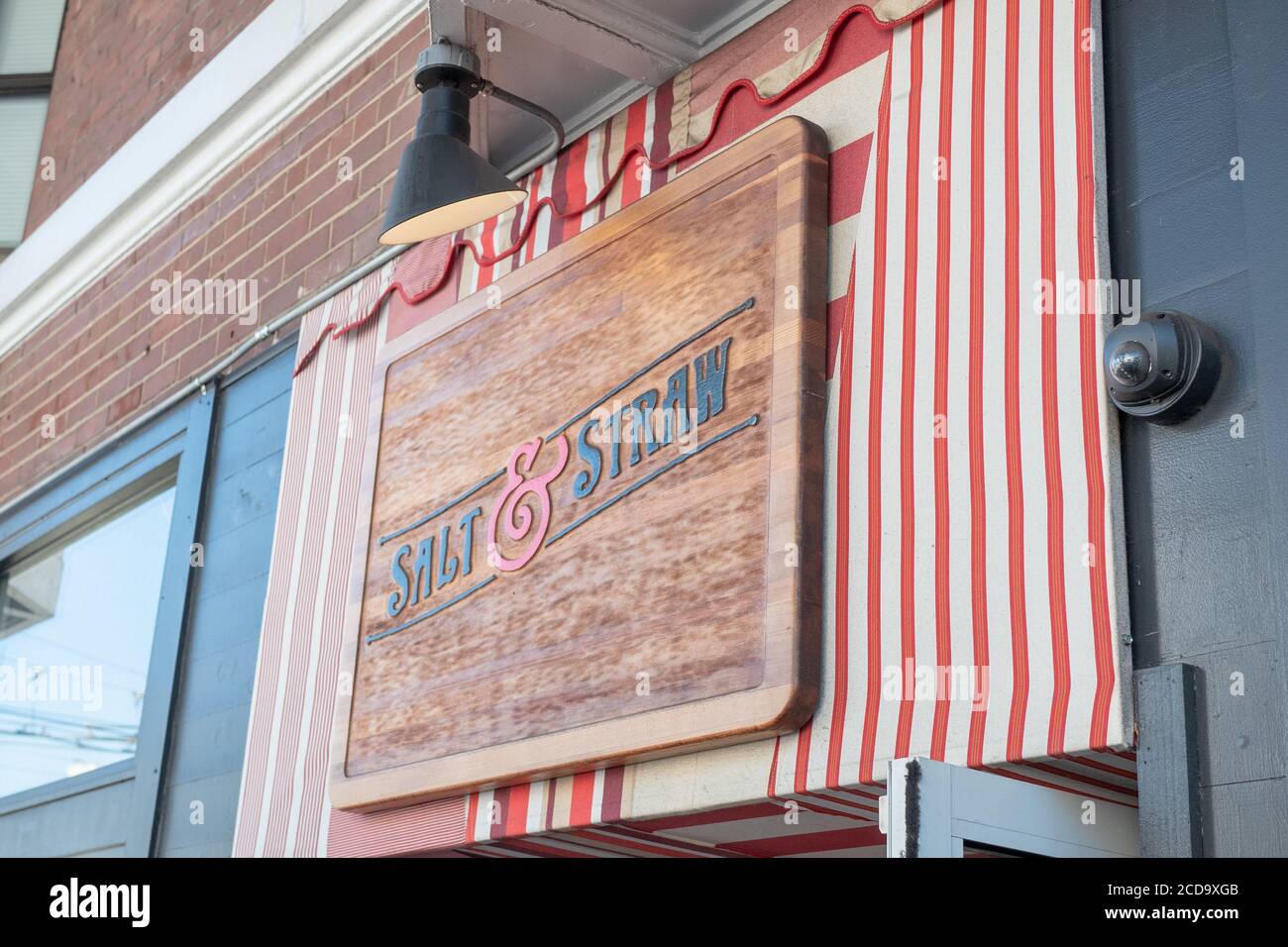 Panneau pour Salt and Straw, magasin artisanal de crème glacée dans le quartier Pacific Heights, San Francisco, Californie, 28 juin 2020. () Banque D'Images