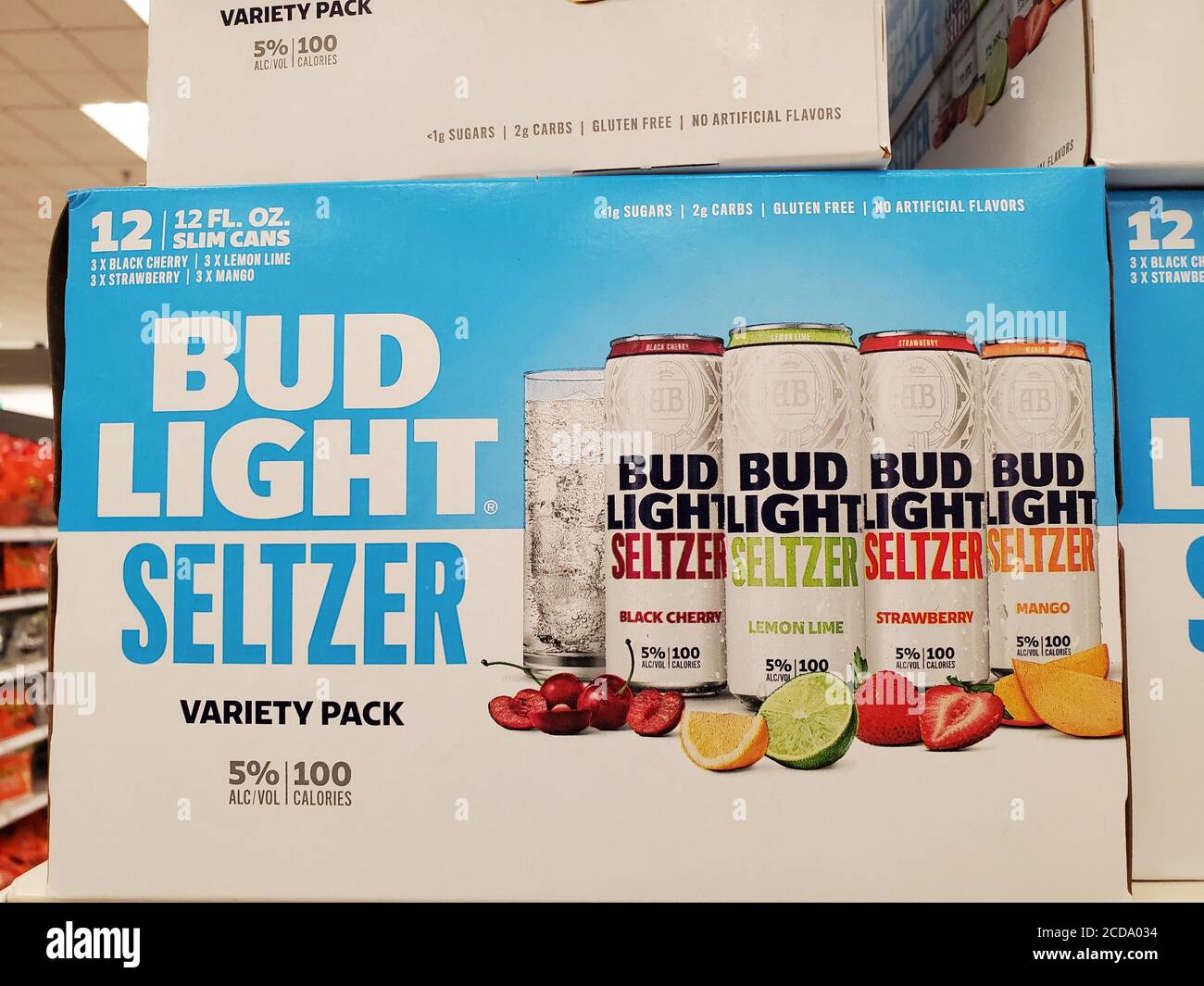 Gros plan des paquets de séltzer dur de marque Bud Light, une boisson alcoolisée à l'eau de seltzer, sur les étagères du magasin à San Ramon, Californie, juillet 2020. () Banque D'Images