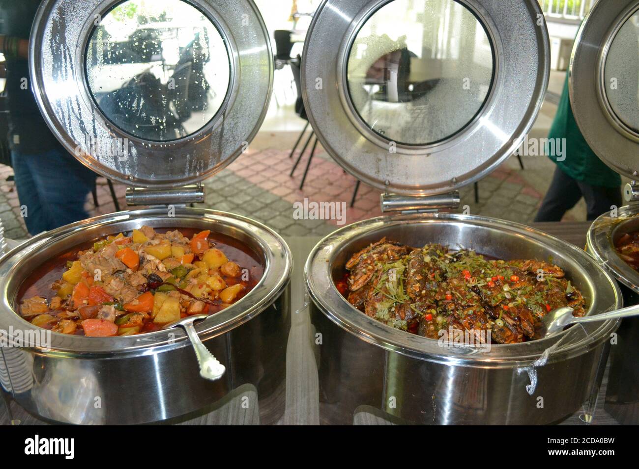 ragoût de poulet malaisien et curry de poisson sous forme de buffet Banque D'Images