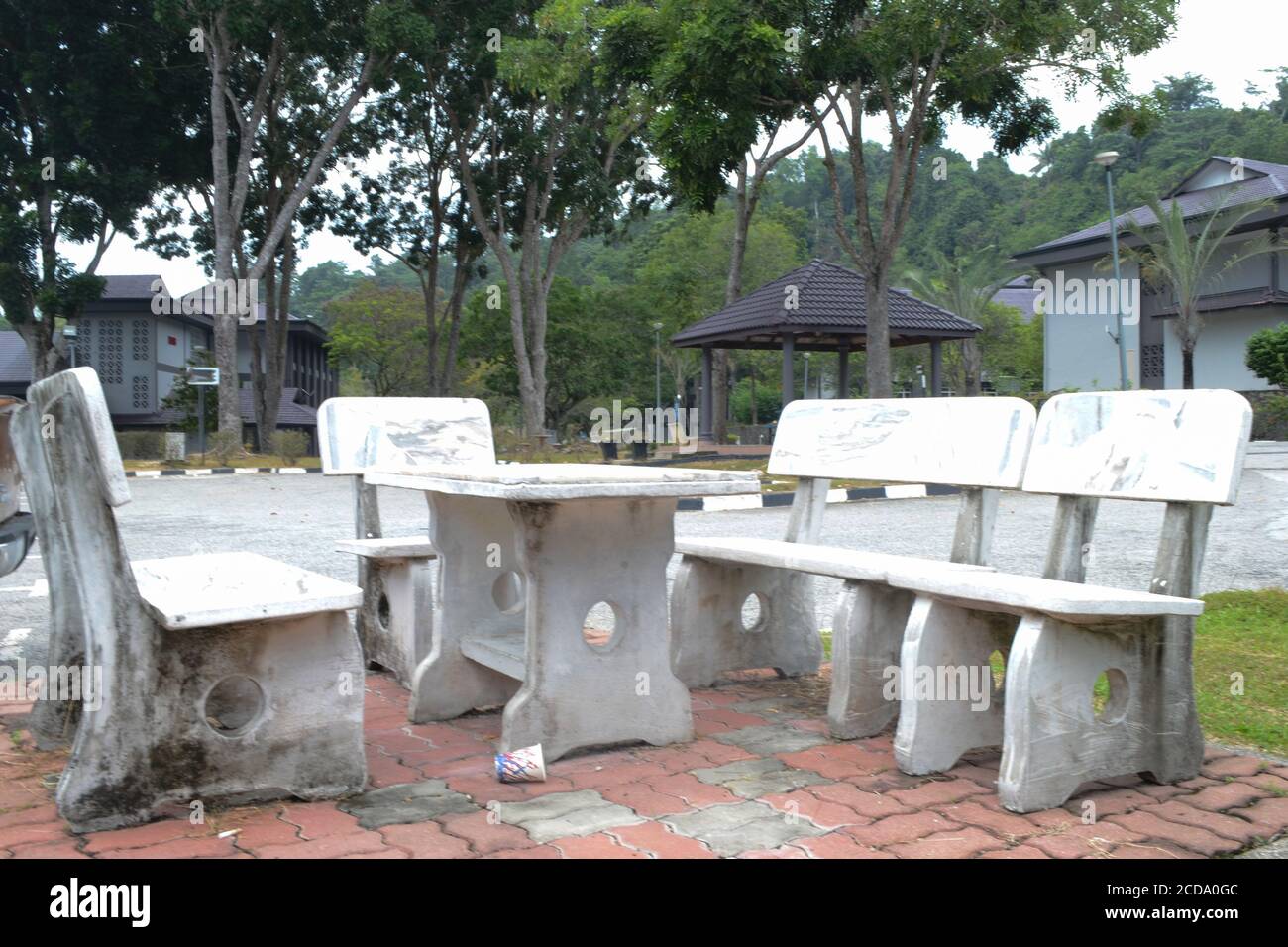 chaise de repos en béton dans un parc en malaisie Photo Stock - Alamy