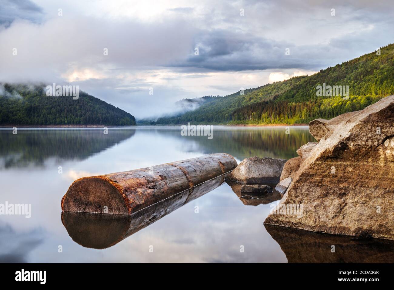 Miroir de l'eau douce du lac de zetelaka carpathian. Paysage magnifique après la pluie Banque D'Images