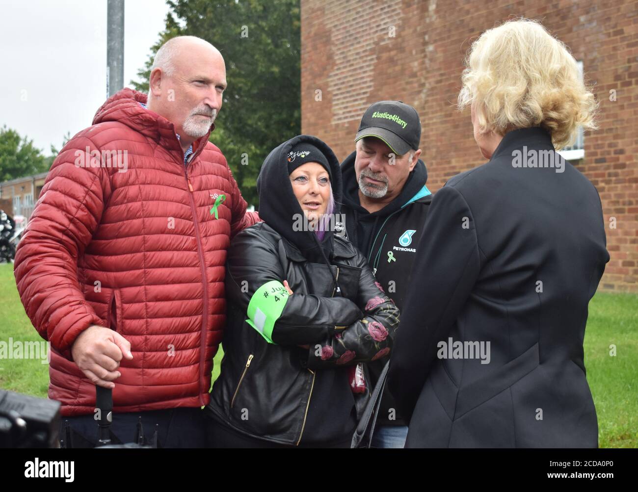 Le porte-parole de la famille Harry Dunn, Radd Seiger (à gauche), la mère d'Harry, Charlotte Charles (au centre) et son partenaire, Bruce Charles, parlent avec Andrea Leadsom, député (à droite) à Brackley, dans le Northamptonshire, Où le député a appelé Donald Trump à intervenir personnellement pour s'assurer que le suspect Anne Sacoolas affronte le procès sur la mort de l'adolescent Harry Dunn il y a un an. Banque D'Images