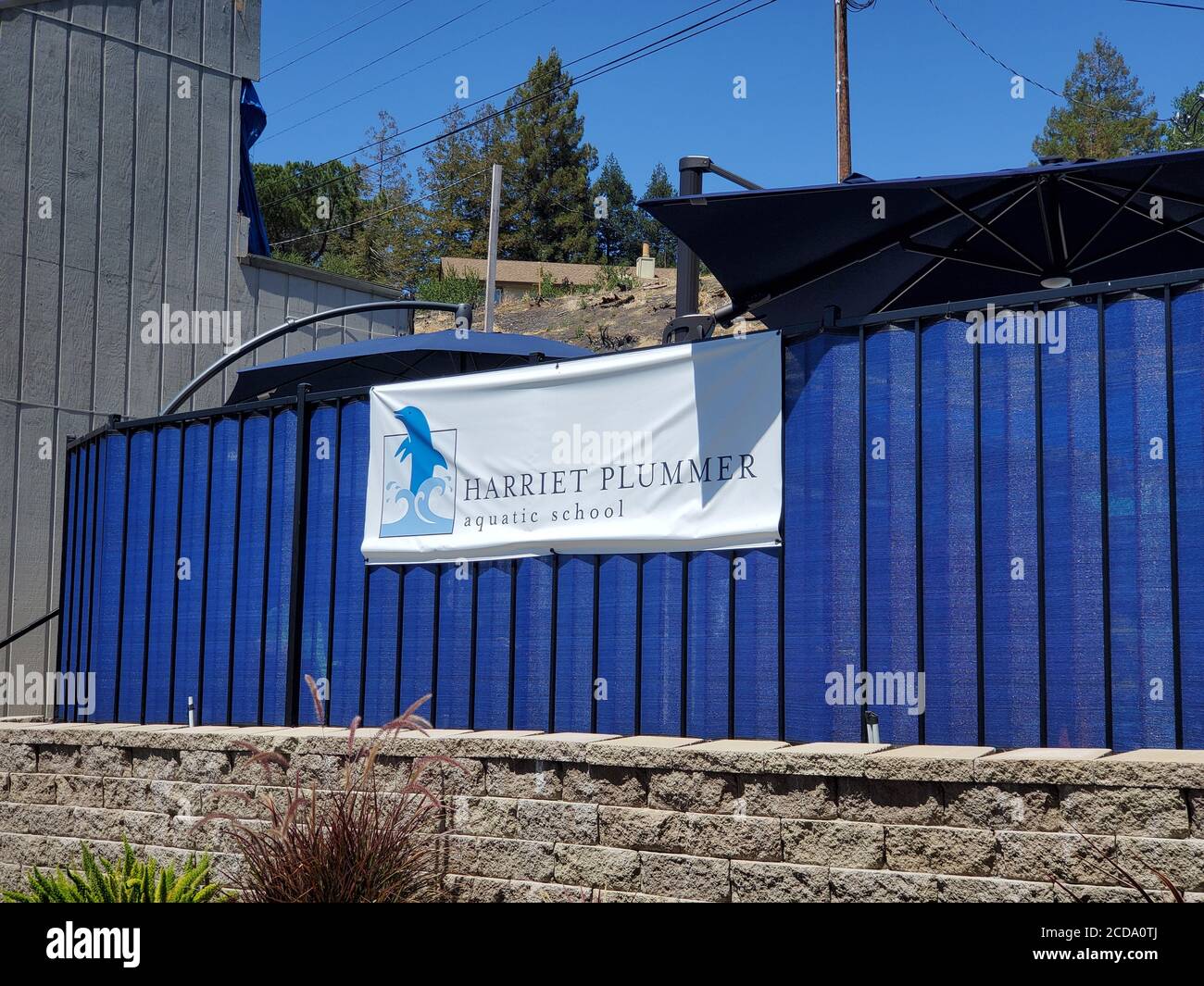 Panneau sur la façade à Harriet Plummer Aquatic School, Lafayette, Californie, 14 juillet 2020. () Banque D'Images