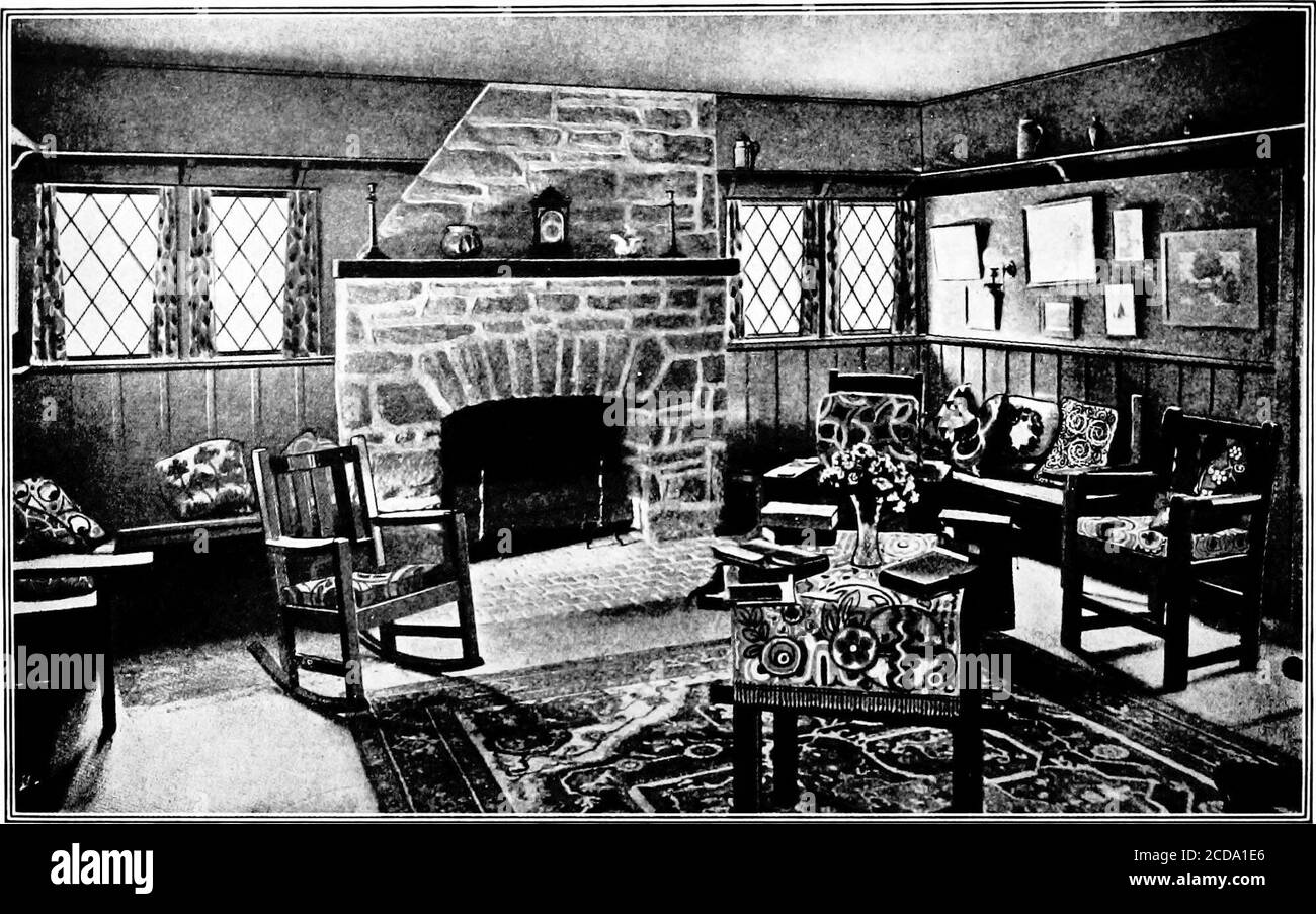 . La salle est belle; une collection d'illustrations d'intérieur montrant les détails de décoration et d'ameublement des périodes importantes d'ameublement . o Pi H ?CL, o H1—1 KQ O&lt; ARTS MODERNES ET ARTISANAT— AMÉRICAIN. BUNGALOW DE STYLE MISSION. TISSUS FUTURISTES MODERNES — AMÉRICAINS Banque D'Images
