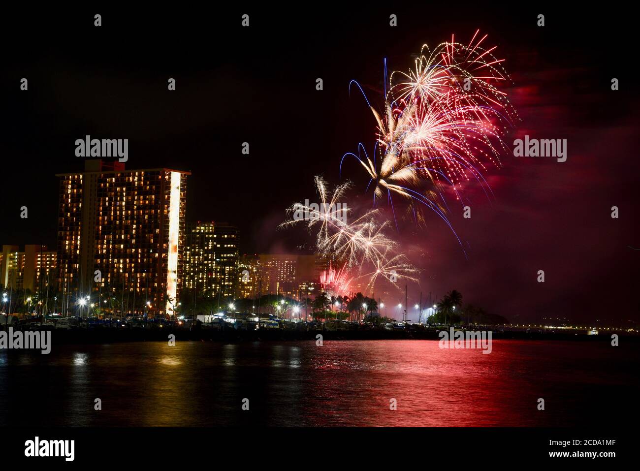 Spectaculaire feu d'artifice accueilli par Hilton Waikiki Village le vendredi soir, capturé à Magic Island, Oahu Island, Honolulu, Hawaii, États-Unis Banque D'Images