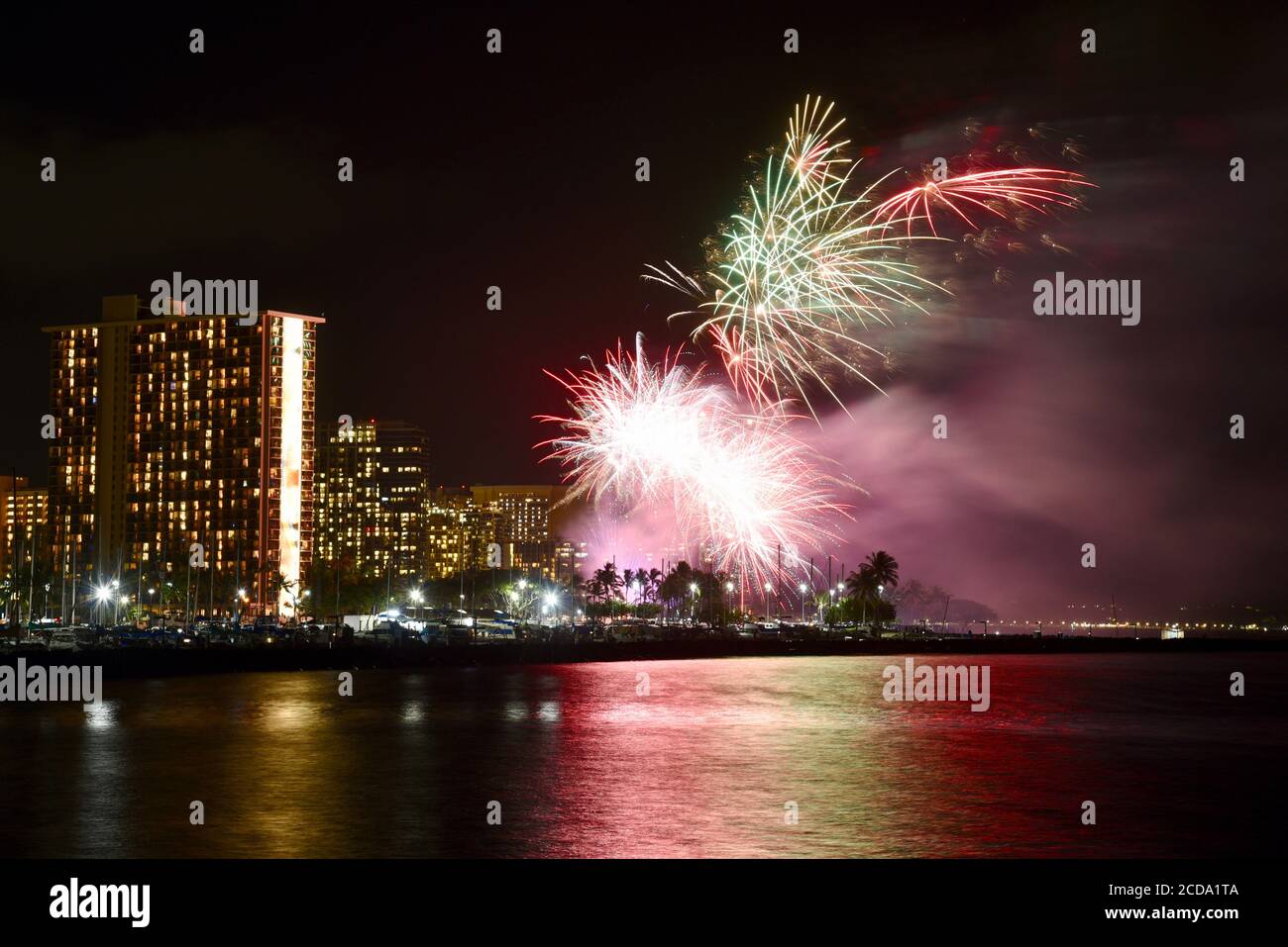 Spectaculaire feu d'artifice accueilli par Hilton Waikiki Village le vendredi soir, capturé à Magic Island, Oahu Island, Honolulu, Hawaii, États-Unis Banque D'Images