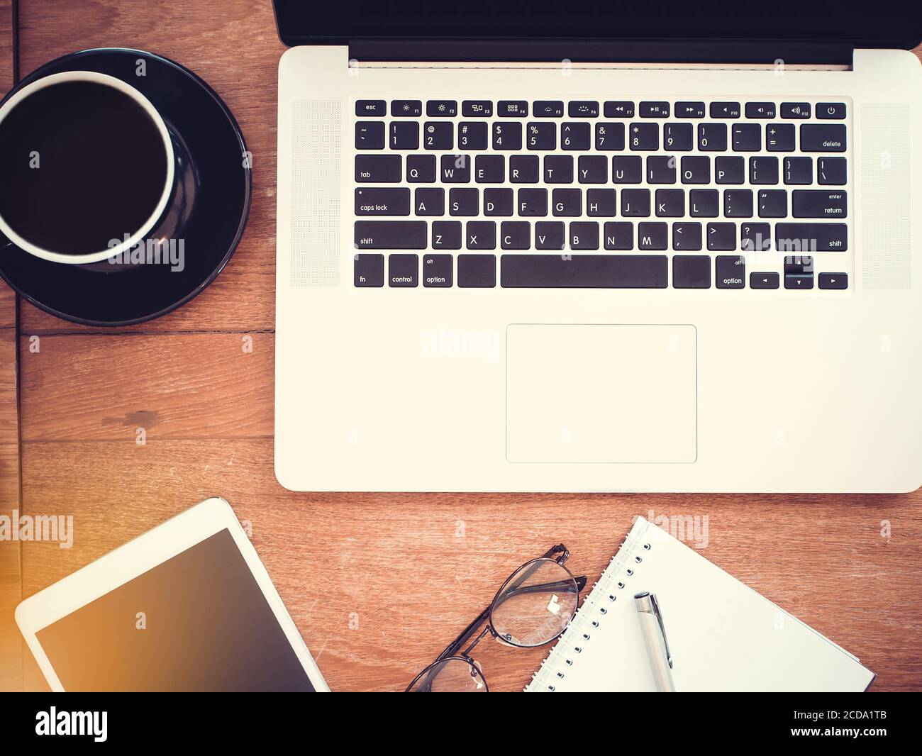 Vue en grand angle sur le lieu de travail avec ordinateur portable sur une table en bois. Style de pose à plat Banque D'Images