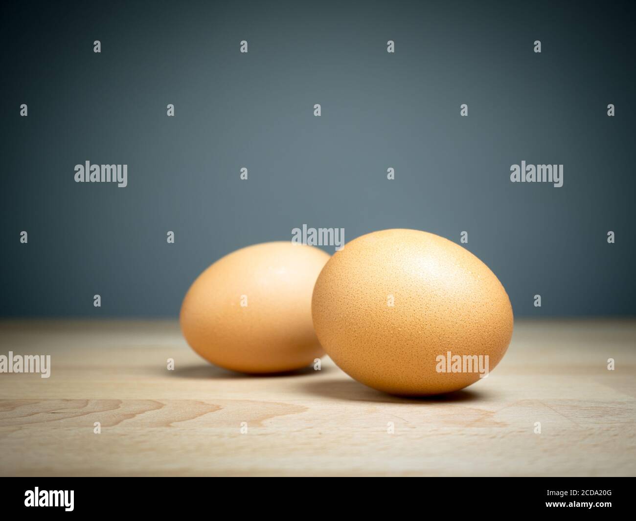 Fermez deux œufs sur une table en bois Banque D'Images