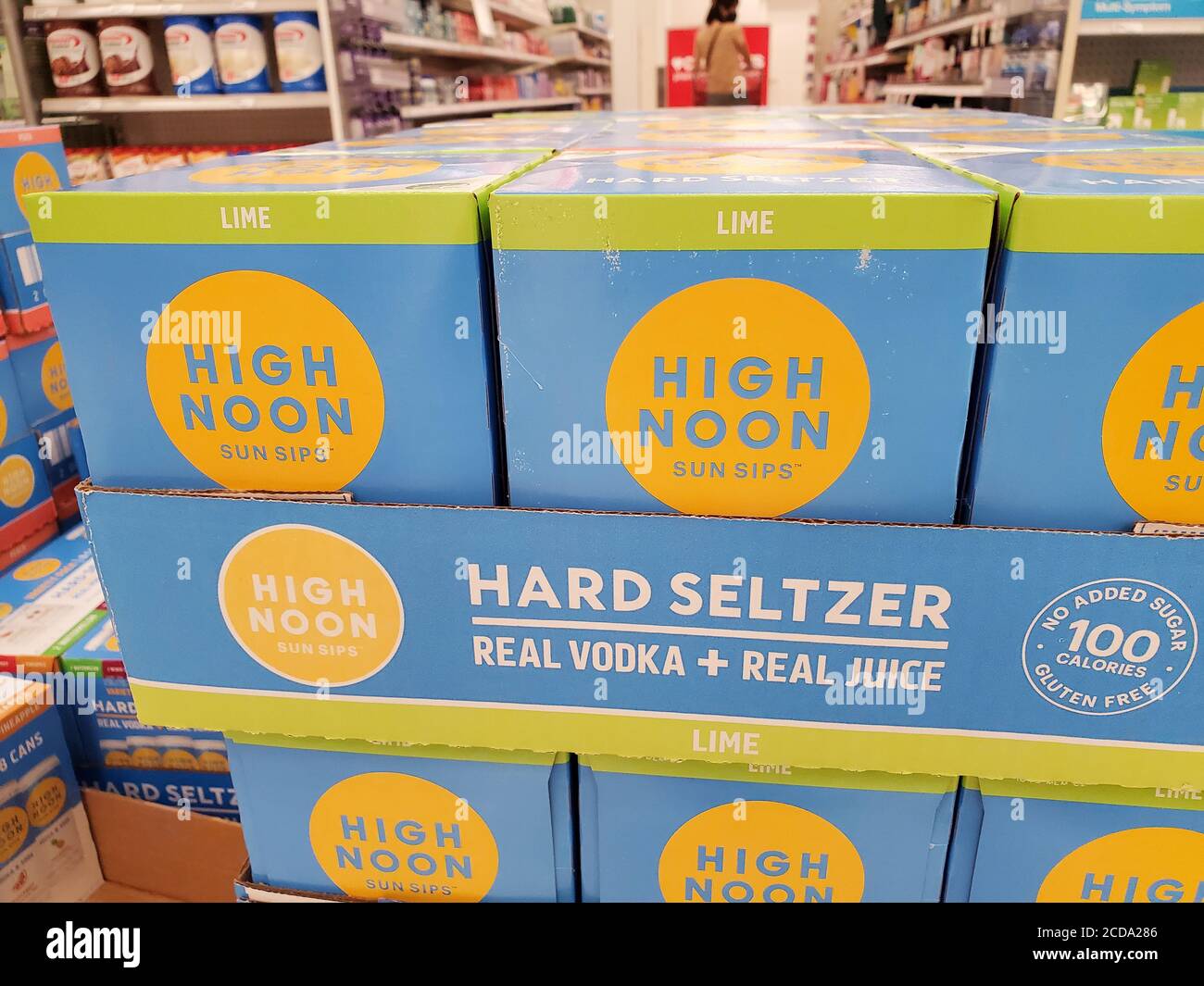 Gros plan d'une pile de conteneurs de séltzer dur de marque High Noon, San Ramon, Californie, 23 juillet 2020. () Banque D'Images