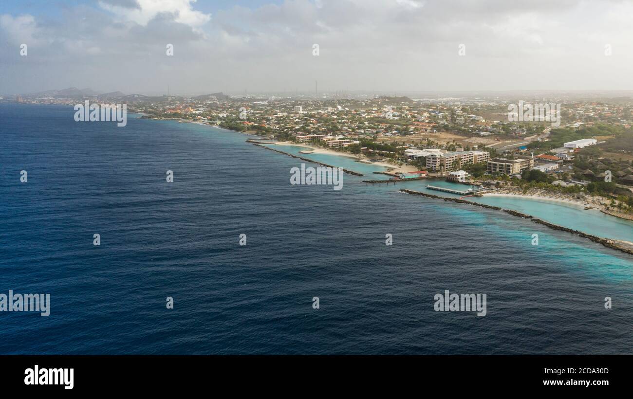 Vue aérienne de la côte de Curaçao dans la mer des Caraïbes avec eau turquoise, falaise, plage et magnifique récif de corail Banque D'Images