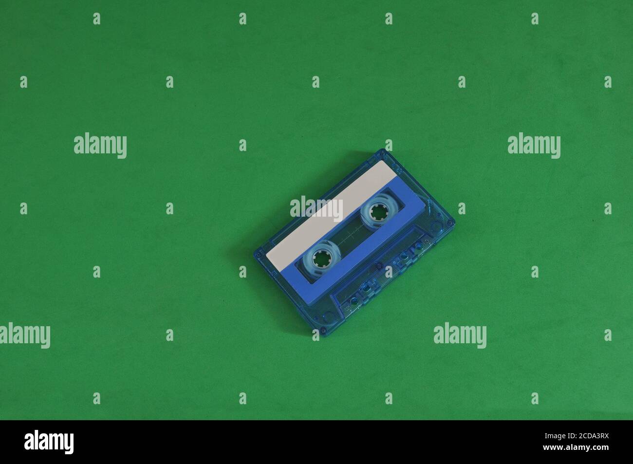 Cassette audio. Cassette audio, rétro, vintage, utilisée pour les enregistrements audio, couleur bleue, sur fond vert, espace de copie, Brésil, Amérique du Sud Banque D'Images