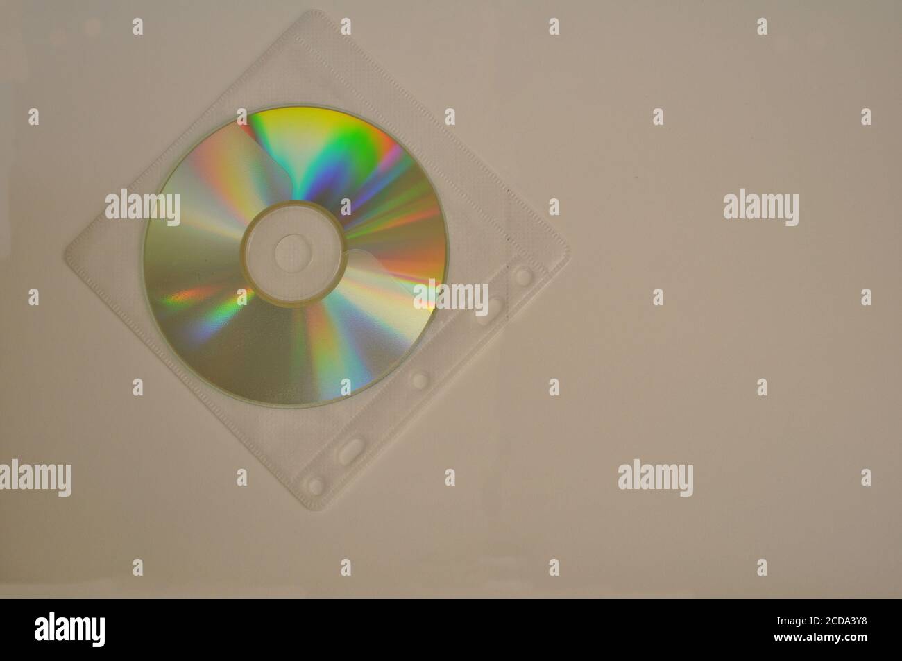 Disque compact pour l'enregistrement de données sur la couverture en tissu non tissé TNT vue de dessus sur fond blanc Banque D'Images