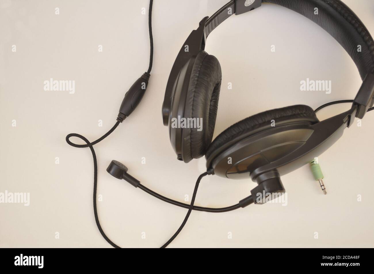 Micro-casque/oreillette microphone micro-casque sur fond blanc avec vue de dessus pour une utilisation à domicile Banque D'Images