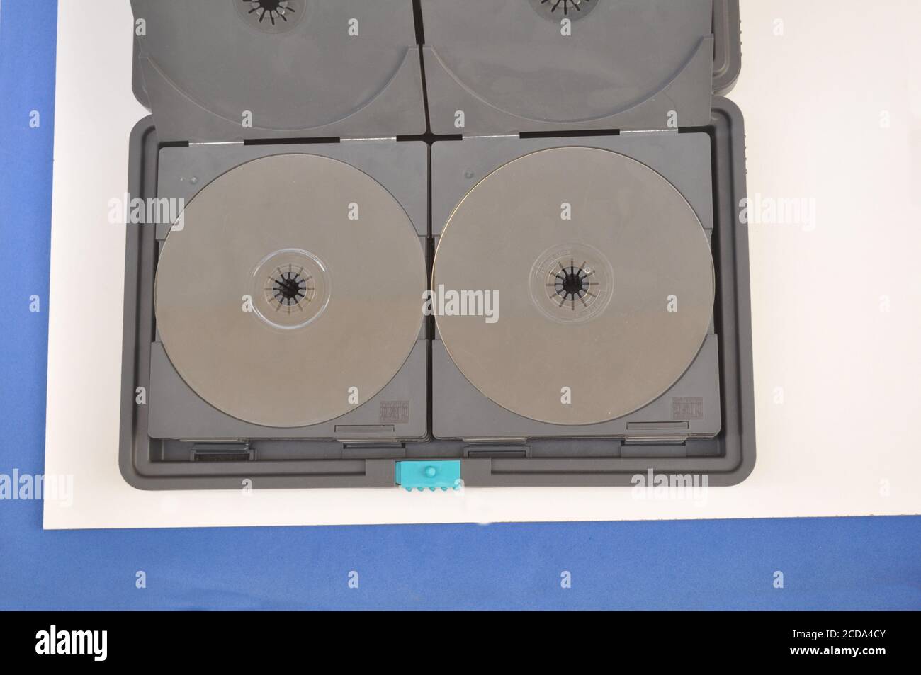 Boîtier de transport thermique pour cd et dvd utilisé dans les véhicules, sur fond blanc et bleu photo du dessus Banque D'Images