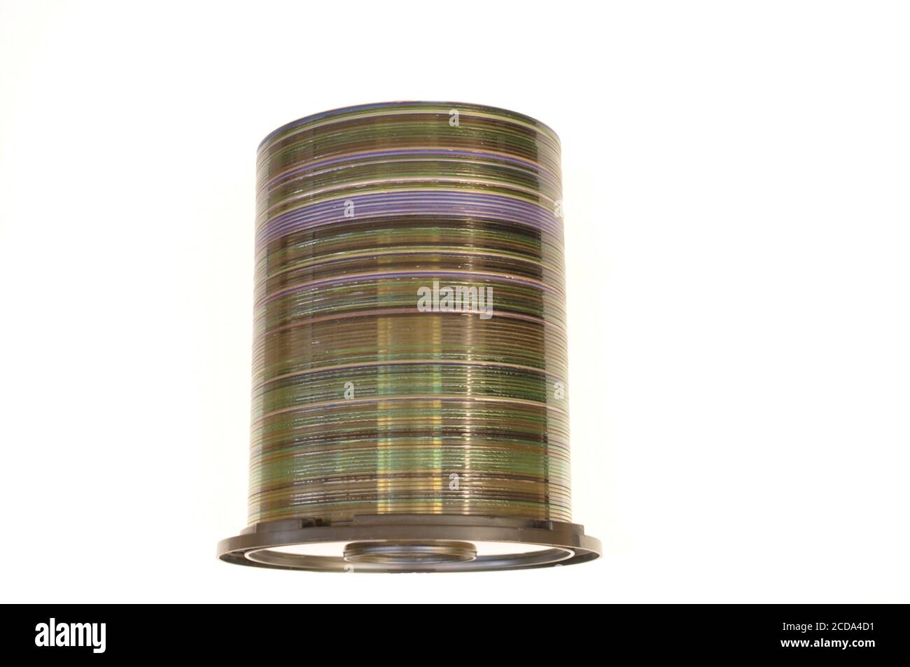 Tube ou pot pour stocker ou organiser des cd ou des dvd, des supports numériques, en vue latérale et un arrière-plan blanc avec espace de copie. Banque D'Images