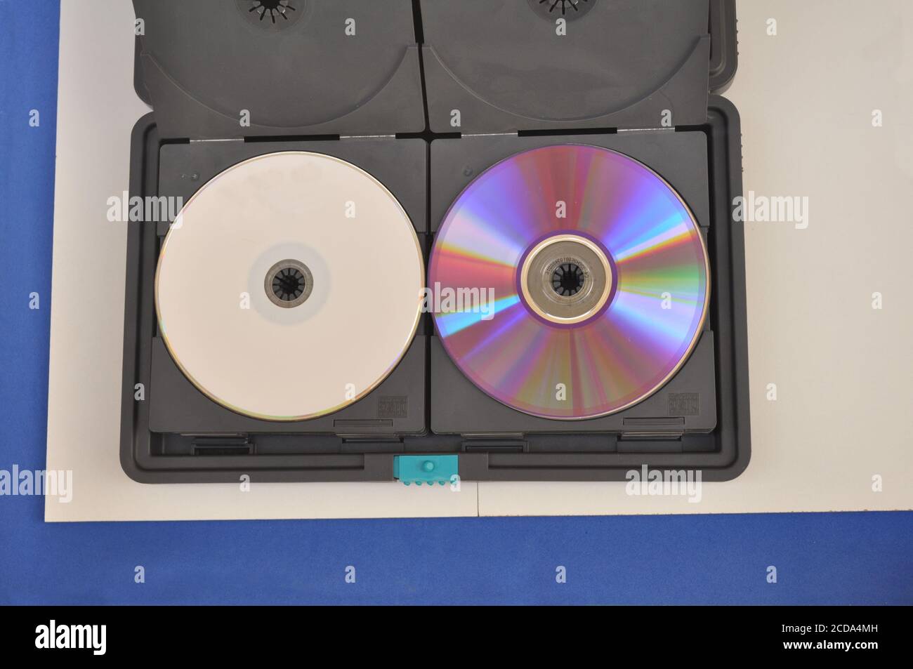 Boîtier de transport thermique vintage pour boîtier à bijoux, boîtier à bijoux dans les véhicules, sur fond blanc et bleu photo du dessus Banque D'Images