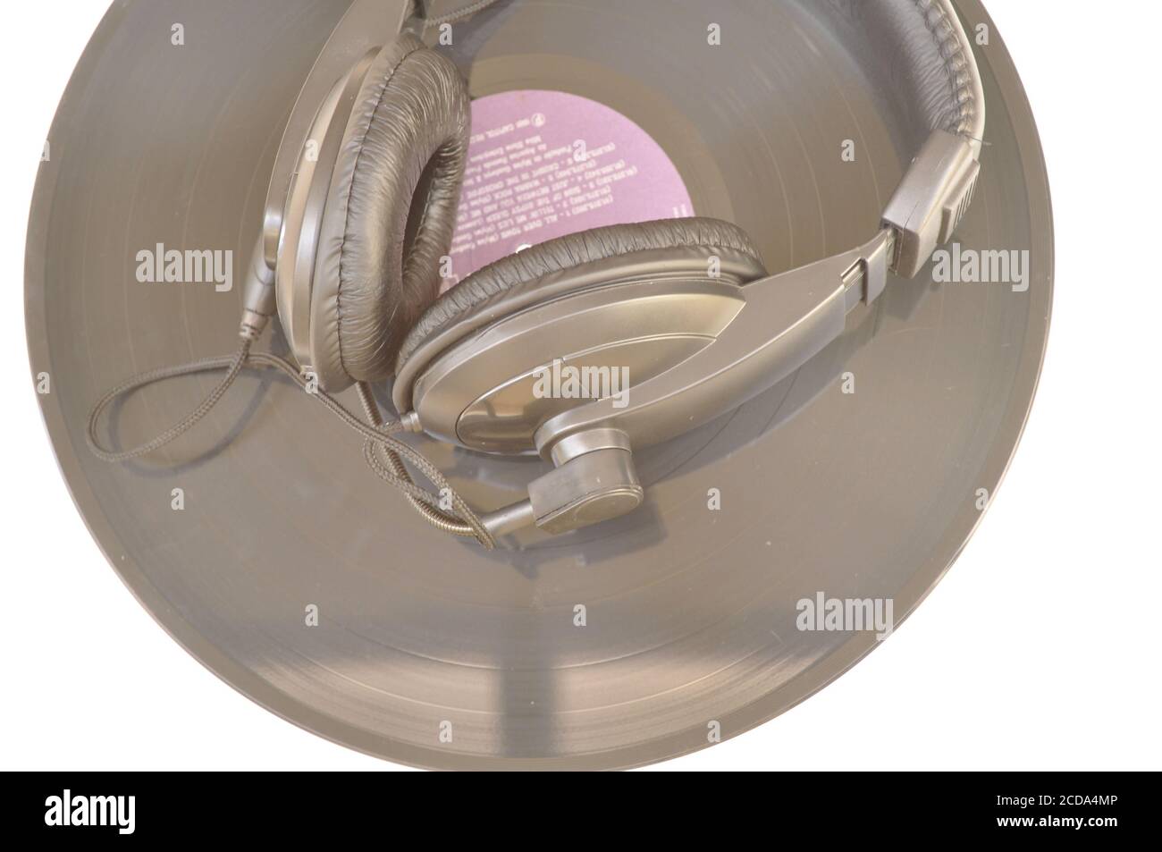 Enregistrement en vinyle et casque sur fond blanc avec vue de dessus, ancien, enregistrement rétro, Brésil, Amérique du Sud Banque D'Images