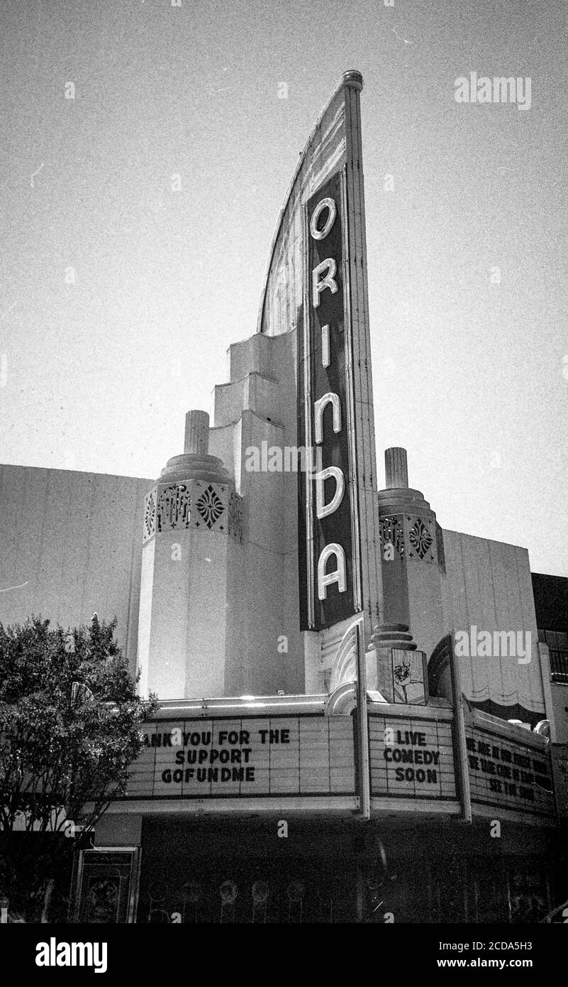 Marquise pour le théâtre Orinda, un cinéma dans le centre-ville d'Orinda, Californie, construit à l'origine vers 1941, le 15 juillet 2020. () Banque D'Images