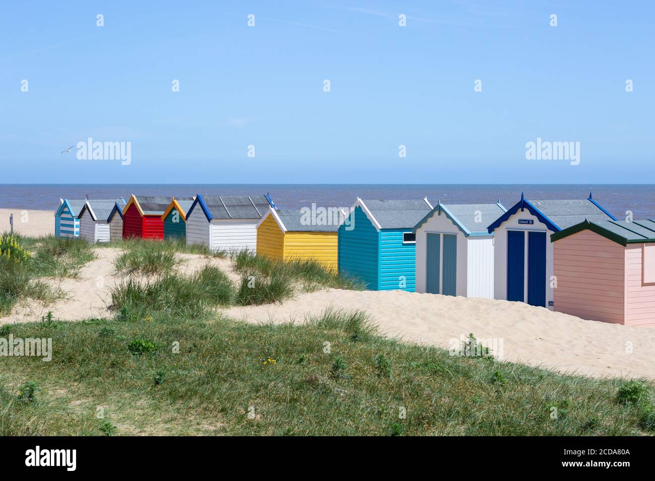 Cabanes de plage colorées, Southwold, Suffolk, Royaume-Uni. Destination de vacances en bord de mer britannique. Banque D'Images