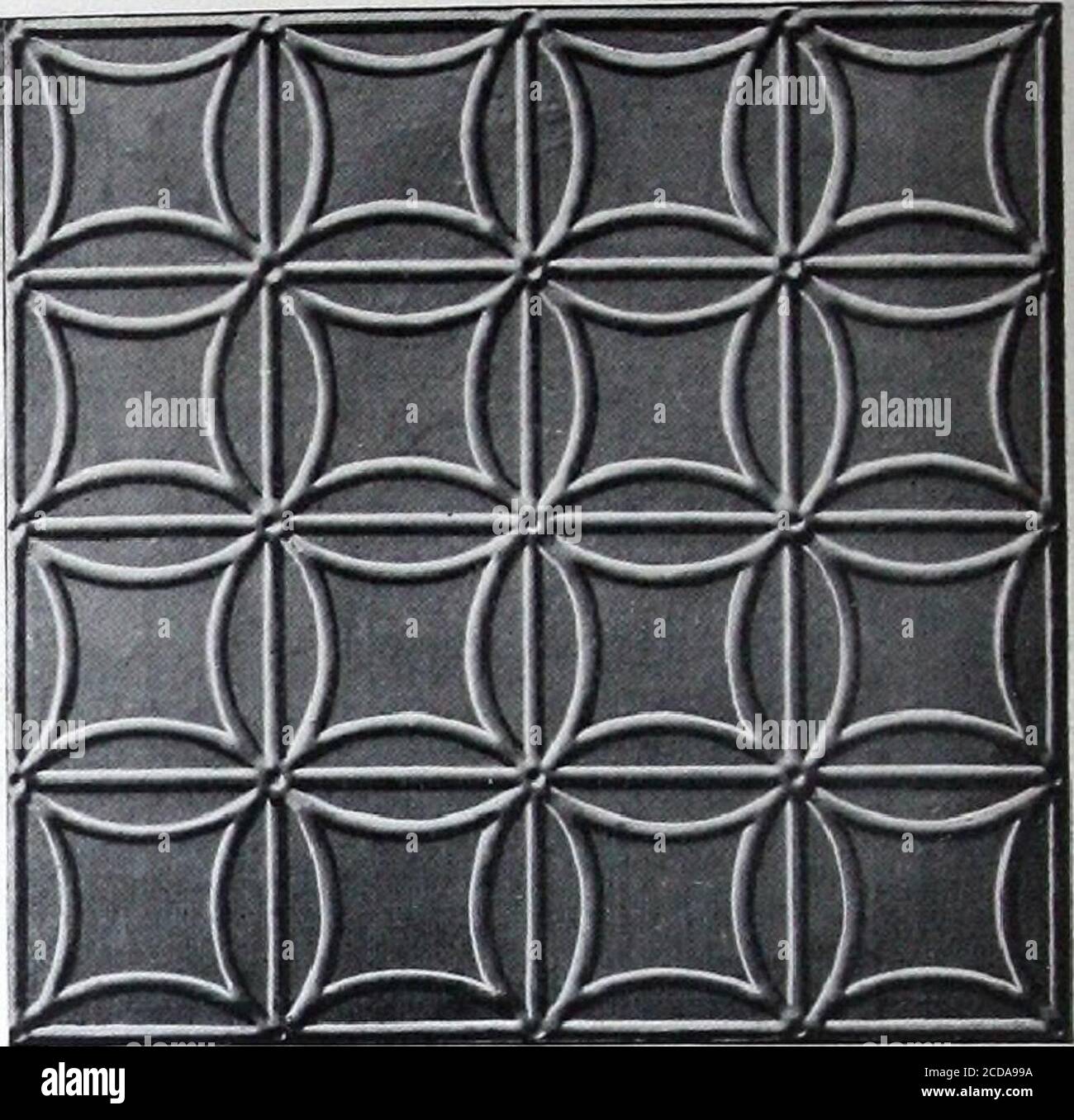 . Plafonds et parois latérales : N° de catalogue 60 . i plaque N° 565 Dimensions, 24 X 24 pouces. Design, 3 pouces, plusieurs mots de code—Melhund. Plaque n° 566 Sizer24 X 24 pouces. Design, 6 pouces, plusieurs mots de code—Melody. Plafonds ornés de perles fabriqués en feuilles d'une longueur maximale de 96 pouces et d'une largeur de 28 pouces. Les feuilles de perles sont utilisées en grande partie pour les entrepôts de plafond, et d'autres grands bâtiments, et sont fréquemment clouées directement aux poutrelles, faisant disparaître les planches de revêtement. Les perles de nos draps sont bien proportionnées, droites et précises. Banque D'Images