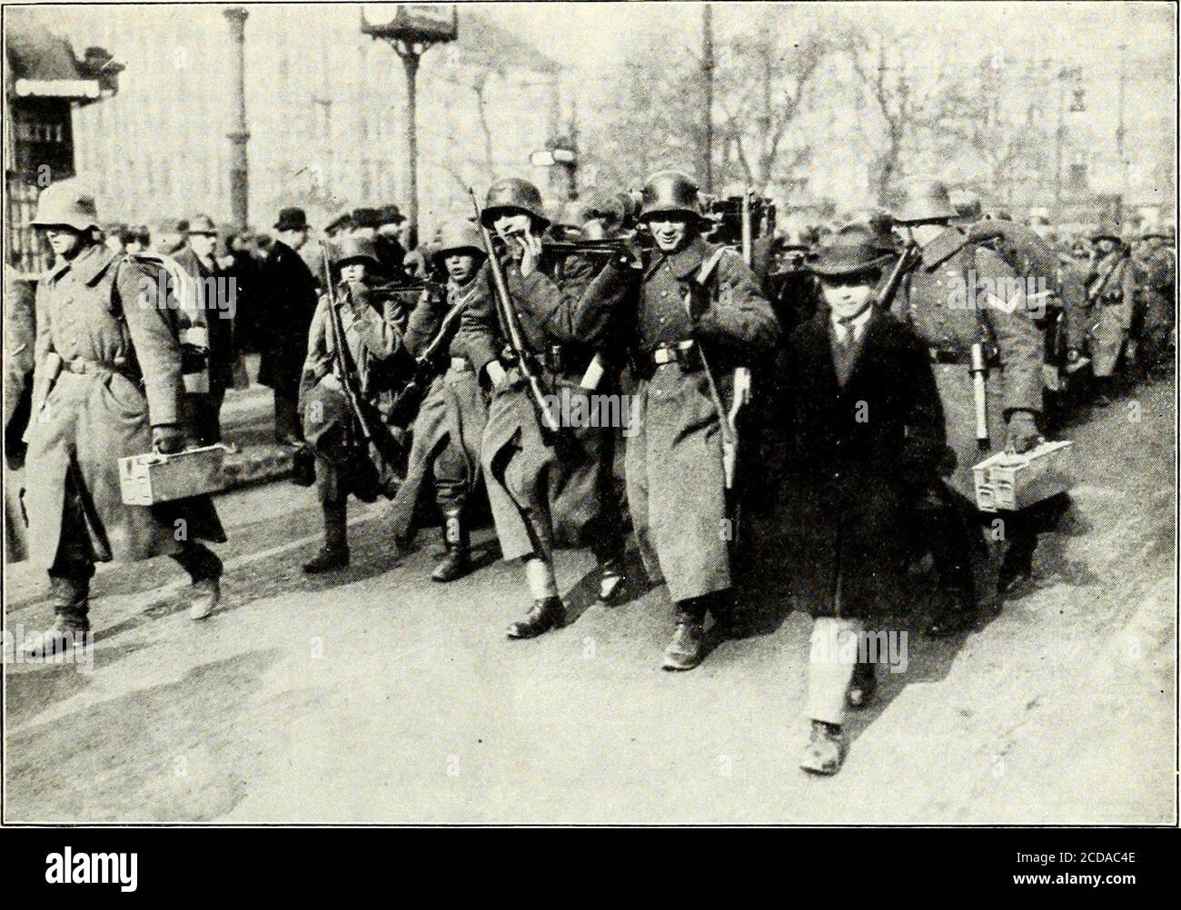 . Saint-Nicolas [série] . TIMES V IDE VVOIID PHOTOS FRANÇAIS TBOOPS SUR LA PLACE PUBLIQUE DE DANTZIC ACCUEILLI PAR LES HABITANTS 1920.] TH1{ TOUR DE MONTRE 653. Times Wide World photos VOX KAPPS SOLDATS ENTEKlXG BERLIN. QU'ILS ONT TENU PENDANT DEUX JOURS Smolensk jusqu'à toutes les conditions sont fulfilledsous la direction d'un régime russe dûment élu. Des termes assez durs ! Mais ils s'expliquent, sinon justifiés, par les nombreuses décennies d'humiliation infligées à la fière population dont Kosciuszko était l'ami des libertés. EN ALLEMAGNE incapable de conquérir le monde civilisé, les Huns se sont amusés avec des wa civiles Banque D'Images