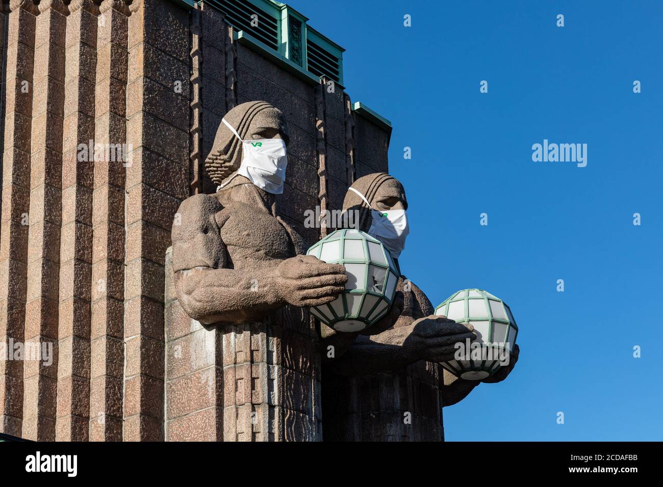 Statues sphériques ou sculptures portant un masque facial portant le logo VR-Yhtymä Oy à la gare centrale d'Helsinki, en Finlande Banque D'Images