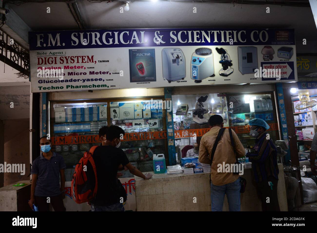 Les gens se rassemblent sur un marché pour acheter des produits de protection comme mesure préventive contre l'épidémie de coronavirus COVID-19 à Dhaka, au Bangladesh, le 3 juin, Banque D'Images