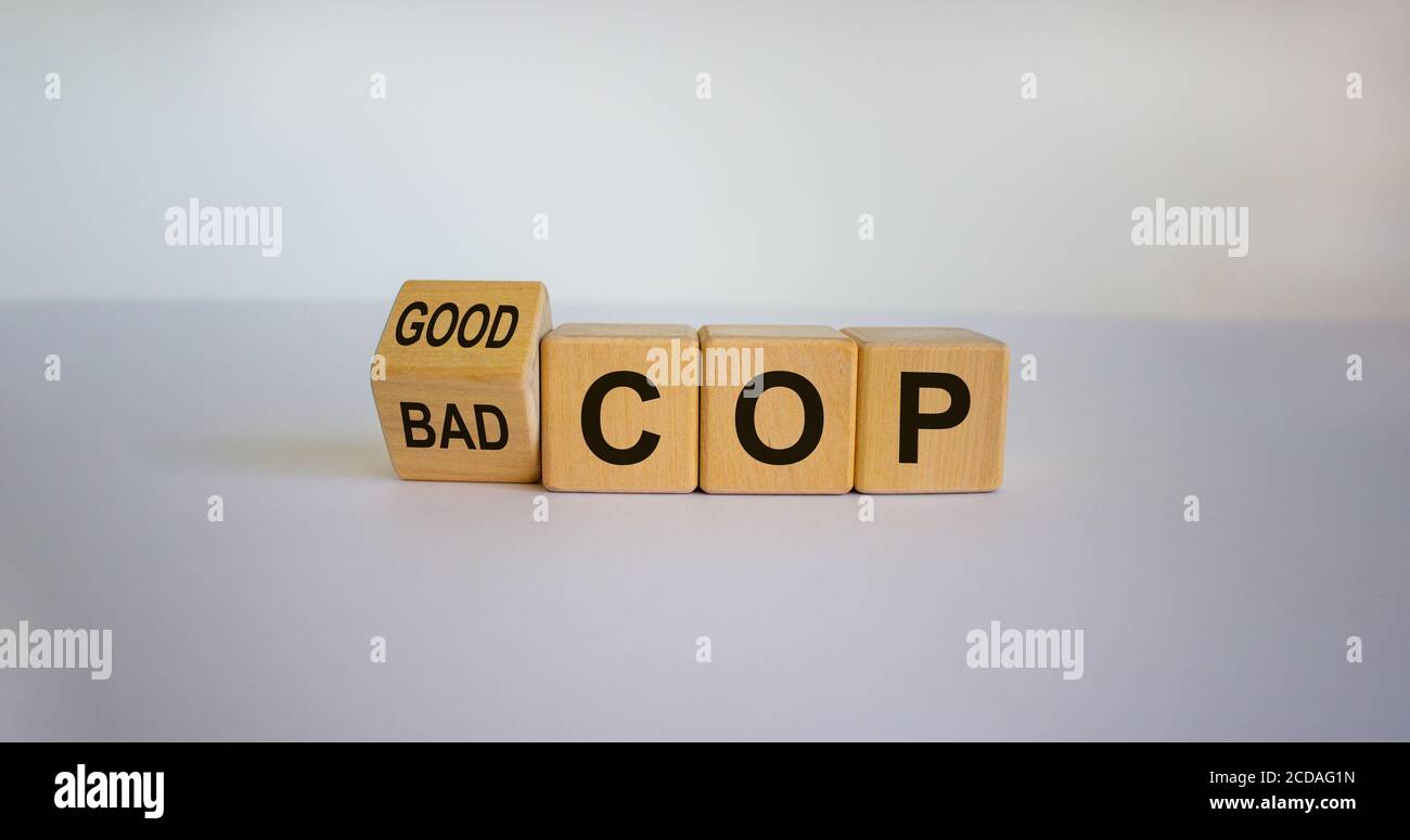 A tourné les cubes et a changé l'expression 'Bad cop' en 'Good cop', ou vice versa. Magnifique fond blanc. Copier l'espace. Banque D'Images