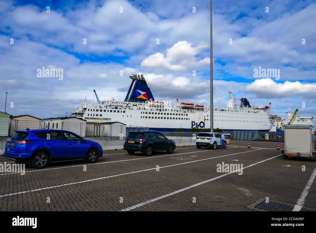 Voitures en attente à bord du ferry P & O, Pride of York, de Hull à Zeebrugge, Hull Docks, Hull, Royaume-Uni Banque D'Images