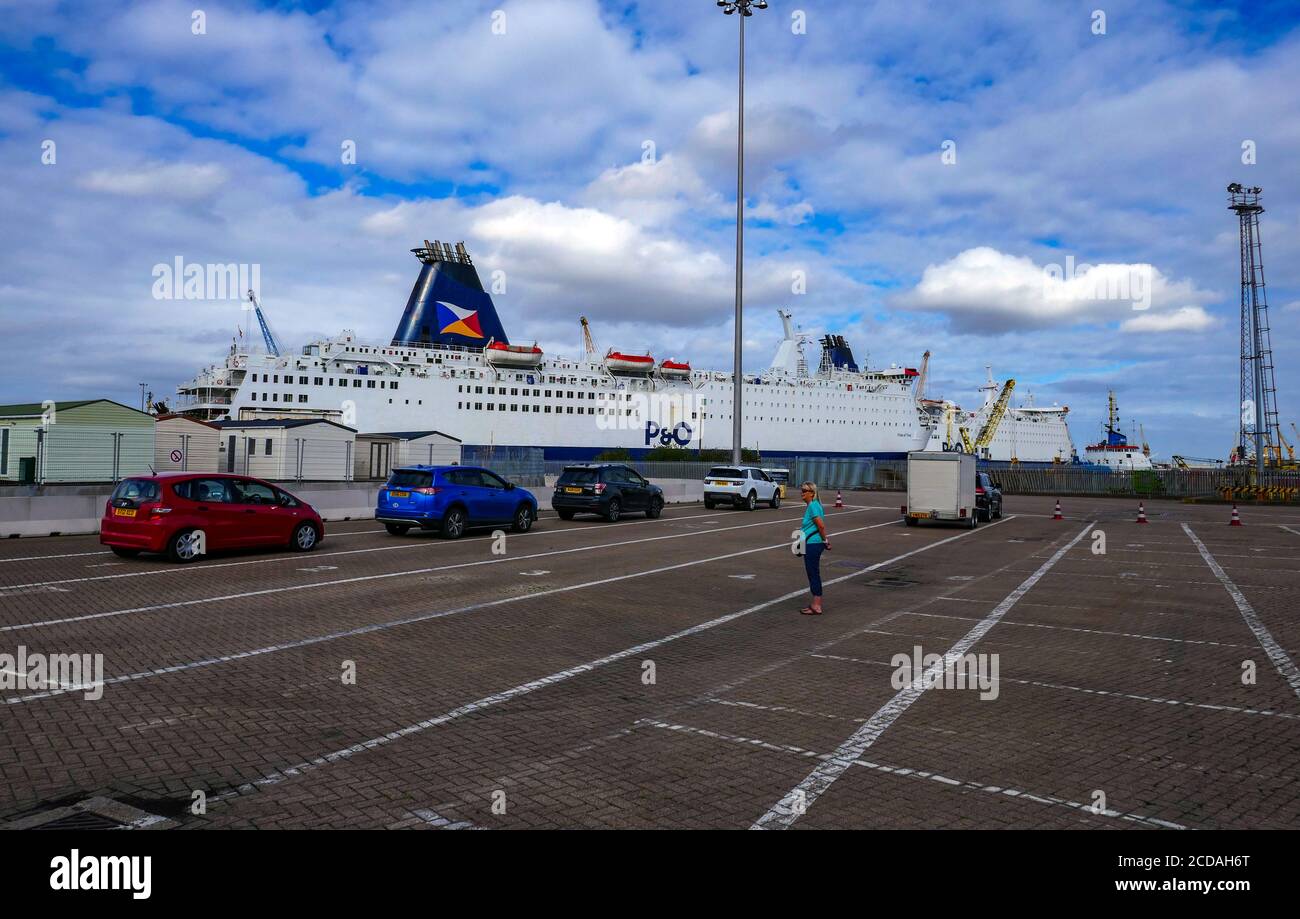 Voitures en attente à bord du ferry P & O, Pride of York, de Hull à Zeebrugge, Hull Docks, Hull, Royaume-Uni Banque D'Images