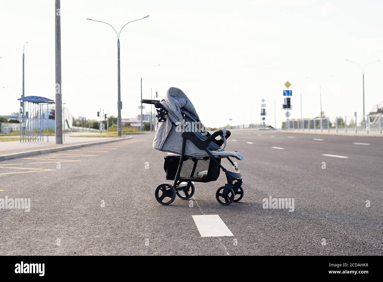 Poussette De Bebe Est Sur La Route Danger Sur La Route Menace De Route Pour La Vie Securite Des Enfants Sur La Route Concept De Circulation Routiere Il Ya Poussette Avec Bebe