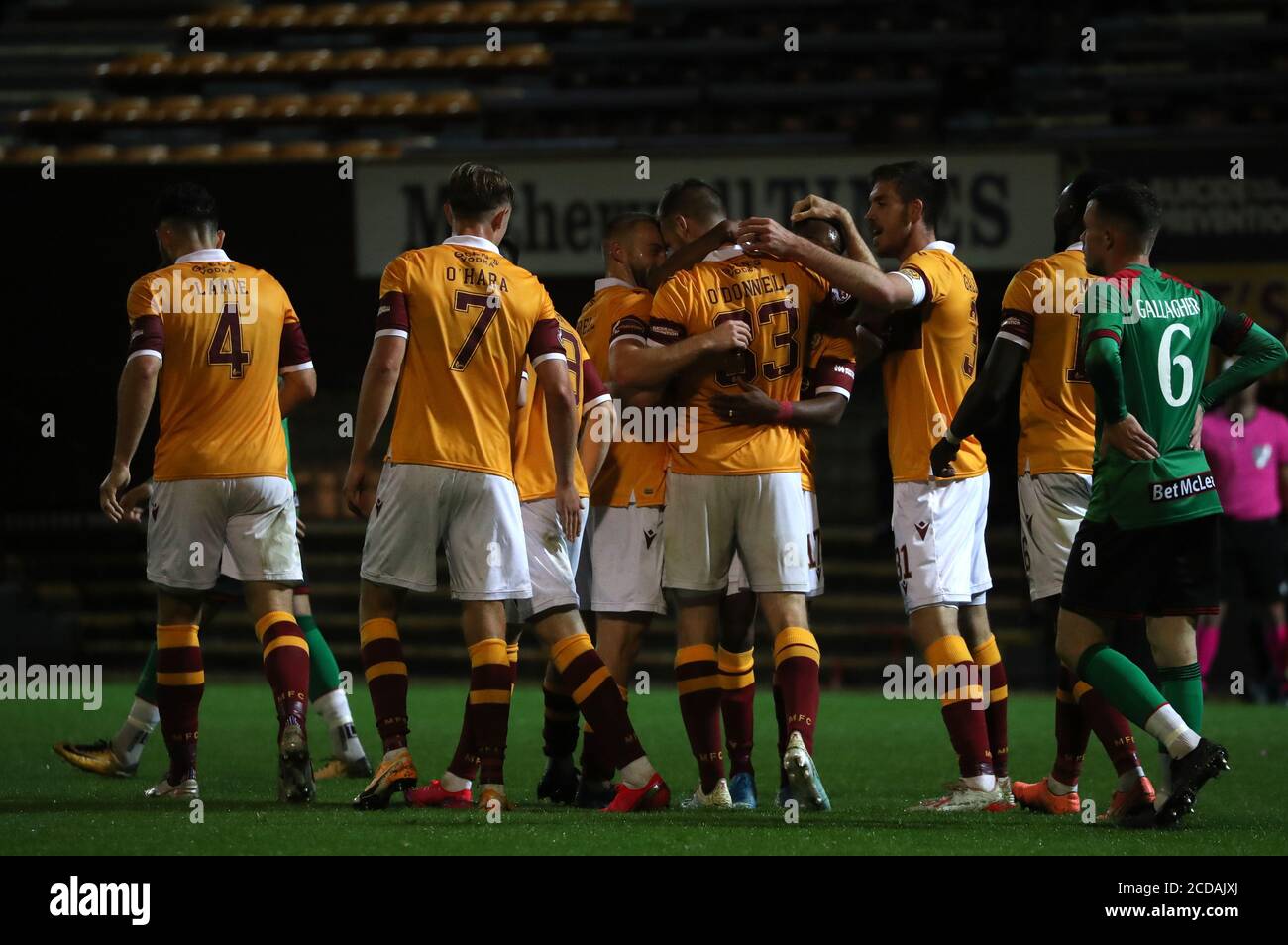 Stephen O'Donnell, de Motherwell (au centre, 33), célèbre le deuxième but de sa partie lors de la Ligue Europa de l'UEFA qui a terminé le premier match au Fir Park, Motherwell. Banque D'Images