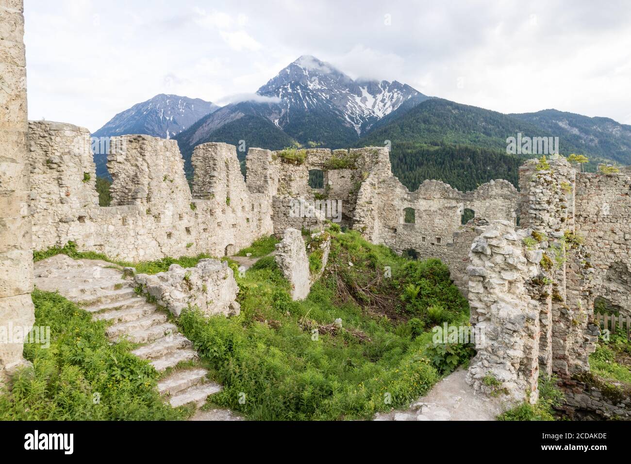 Highline 179 Reutte d'Autriche, son château en ruines, sa vallée et ses montagnes Banque D'Images