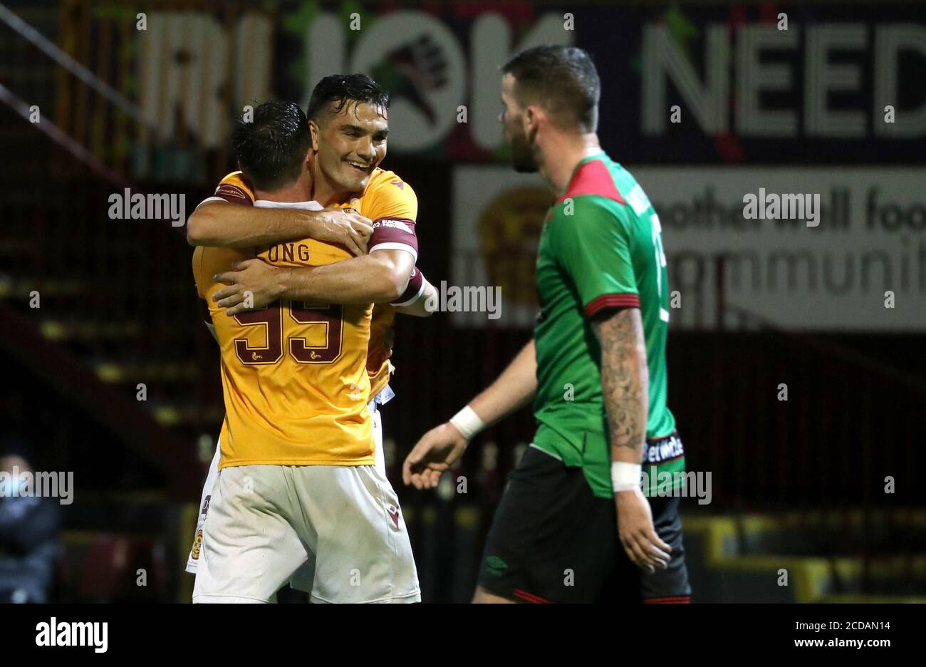 Chris long de Motherwell (retour à l'appareil photo) célèbre le cinquième but de son côté du jeu lors du premier match de qualification de l'UEFA Europa League au Fir Park, Motherwell. Banque D'Images