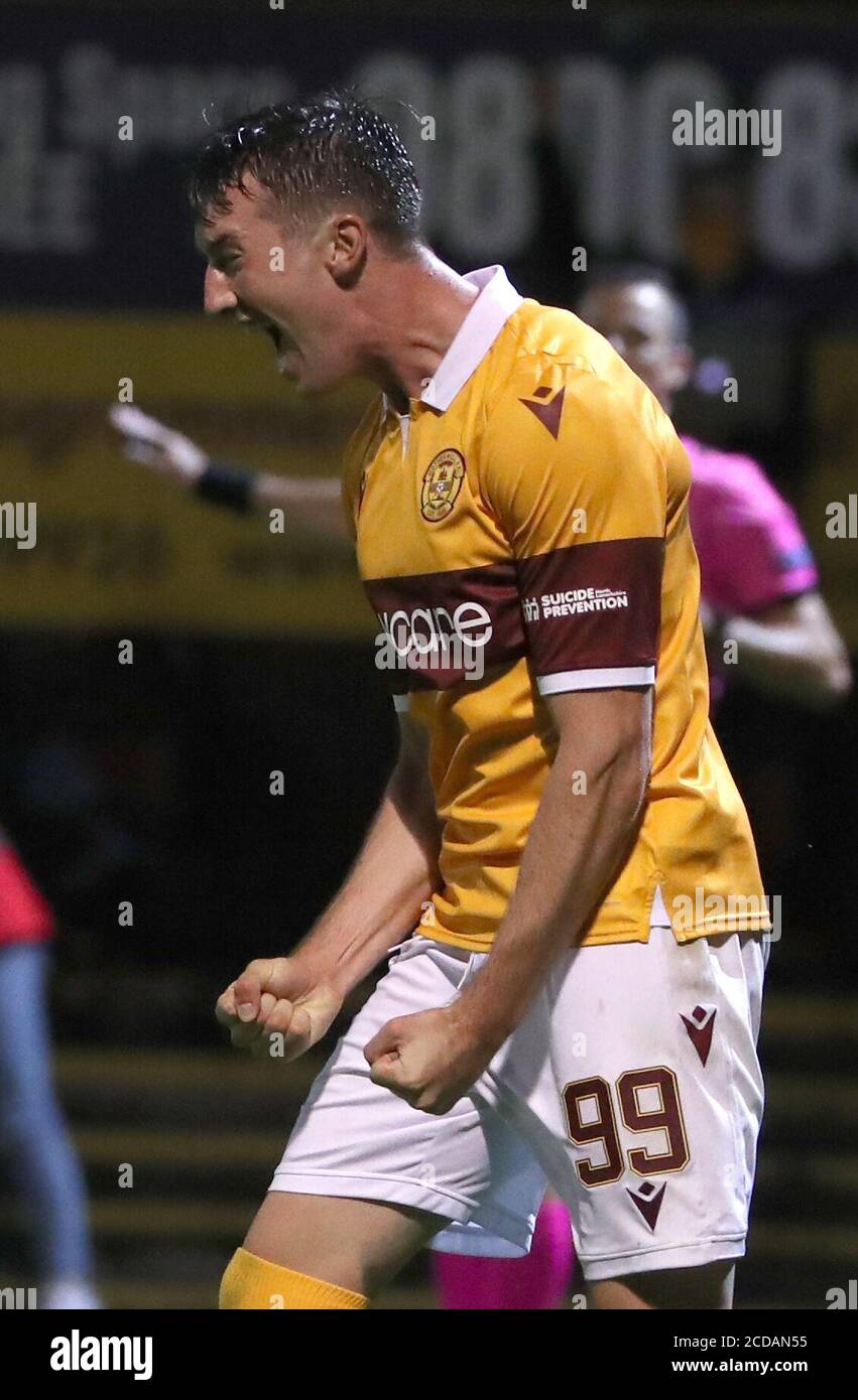 Chris long, de Motherwell, célèbre le cinquième but du match de sa partie lors du premier match de qualification de l'UEFA Europa League à Fir Park, Motherwell. Banque D'Images