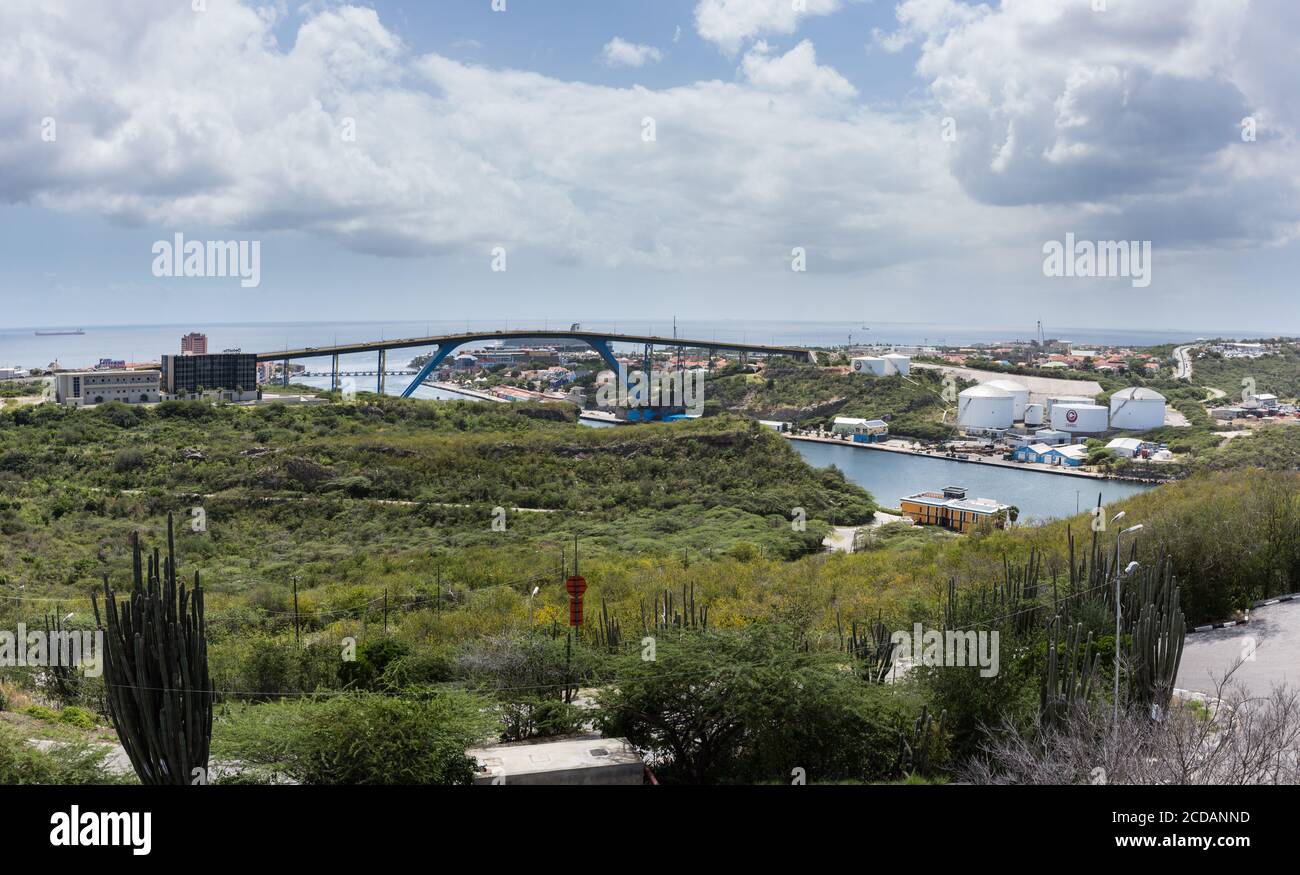 Le pont de la Reine Juliana au-dessus de la baie de Saint-Anna à Willemstad, la capitale de la nation insulaire des Caraïbes de Curaçao. La baie relie le Schottegat lago Banque D'Images