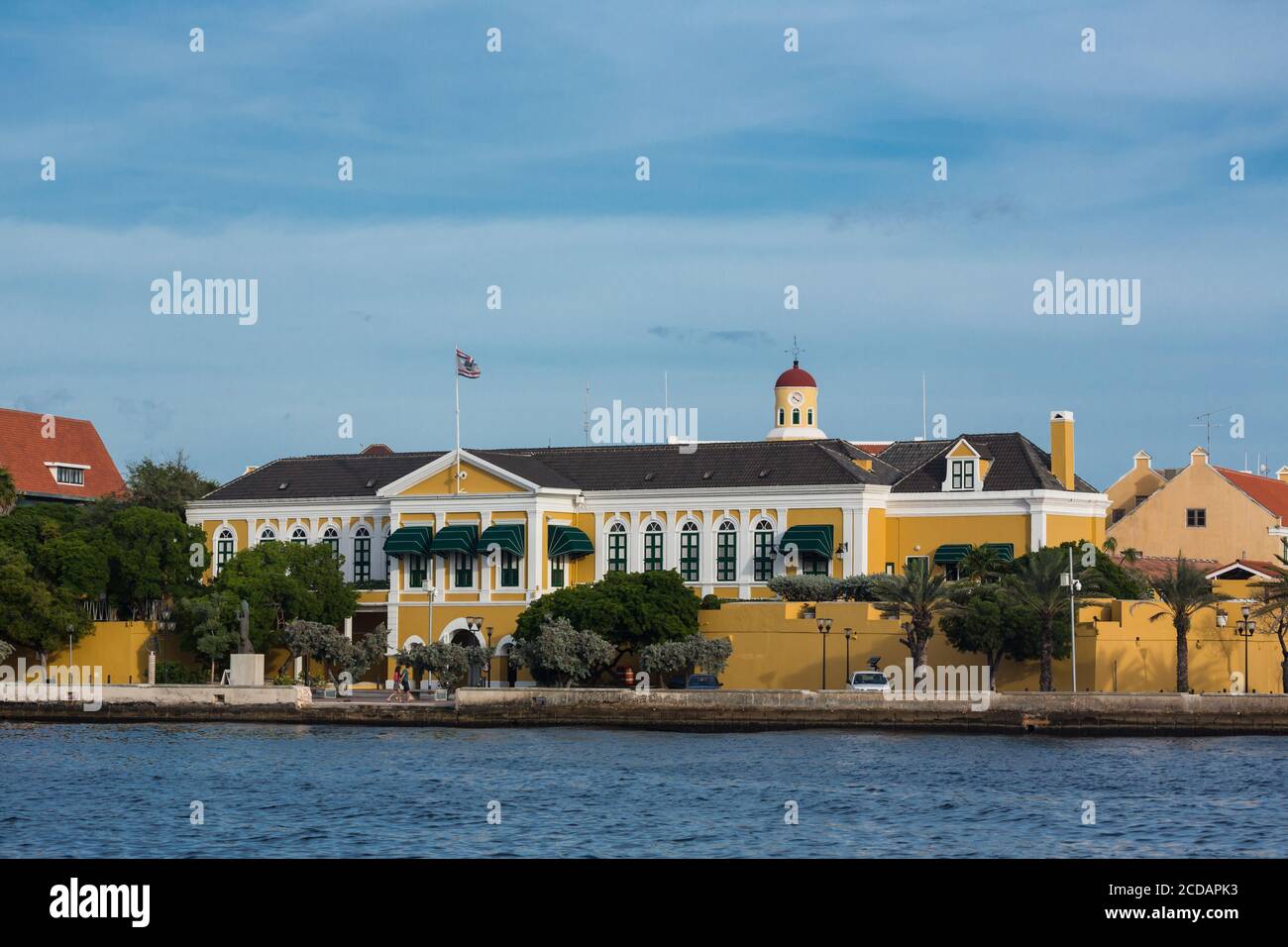 L'avant du Palais du Gouverneur à fort Amsterdam avec la tour du fort Church derrière. Situé dans le quartier de Punda de Willemstad, la capitale de t Banque D'Images
