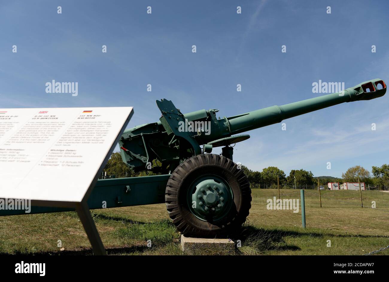 Le fusil de 20 152 mm Howitzer exposé au musée.le Musée militaire de Zánka est une exposition en plein air contenant une variété d'armurerie utilisée par les forces de défense hongroises. Zánka est un village du comté de Veszprém situé sur les rives du lac Balaton, à 150 km au sud-ouest de la capitale, Budapest, Hongrie. Banque D'Images