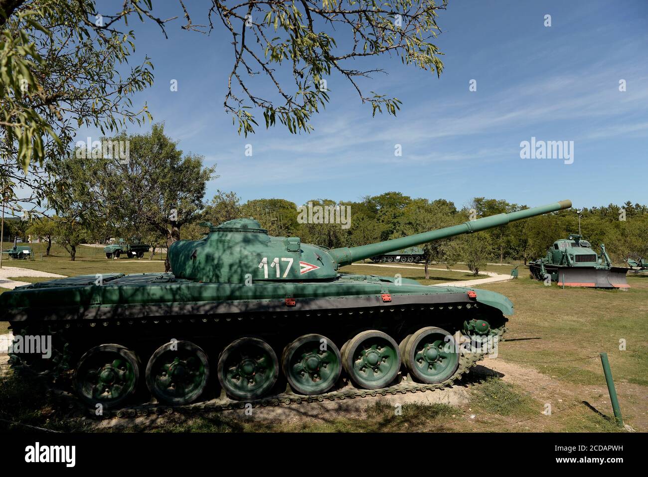 Le char de combat principal T-72 est exposé au musée.le Musée militaire de Zánka est une exposition en plein air contenant une variété d'armurerie utilisée par les forces de défense hongroises. Zánka est un village du comté de Veszprém situé sur les rives du lac Balaton, à 150 km au sud-ouest de la capitale, Budapest, Hongrie. Banque D'Images