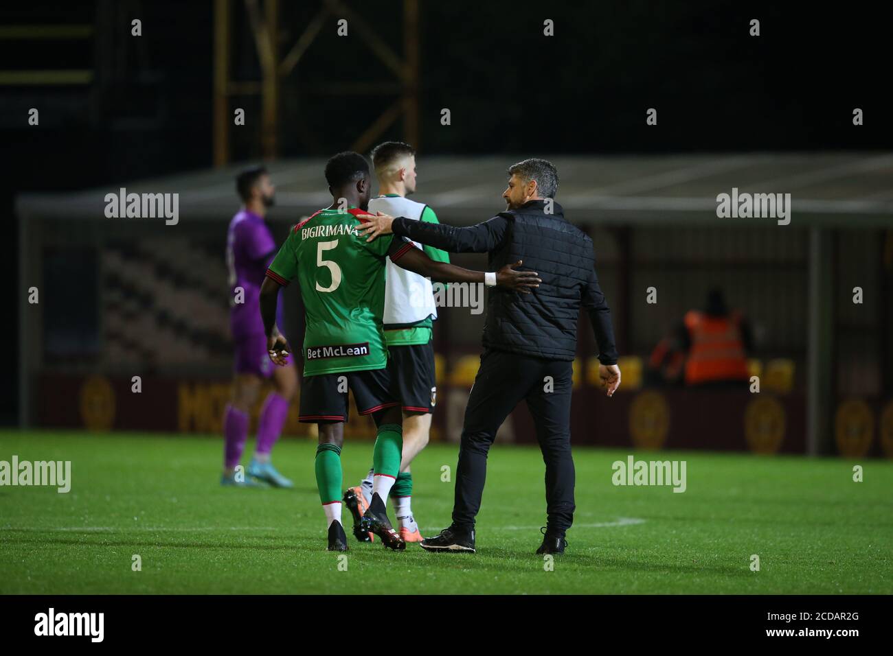 Le Manager de Motherwell Steve Robinson (à droite) et Gael Bigirimana de Glentoran après que l'UEFA Europa League ait qualifié le premier match au Fir Park, Motherwell. Banque D'Images