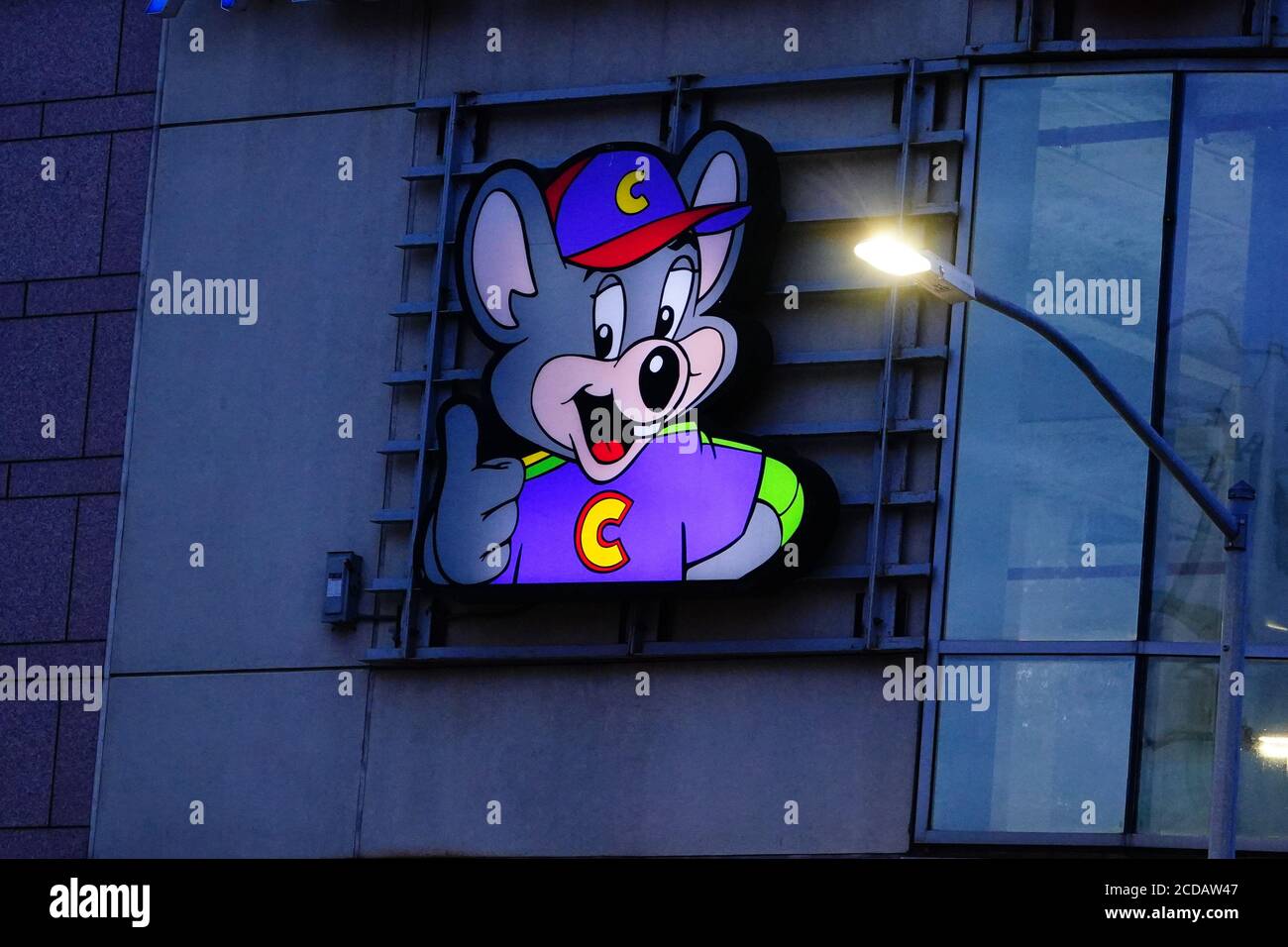 New York, États-Unis. 12 mai 2020. Chuck E. Cheese, logo dans Queens borough. Crédit : John Nacion/SOPA Images/ZUMA Wire/Alay Live News Banque D'Images