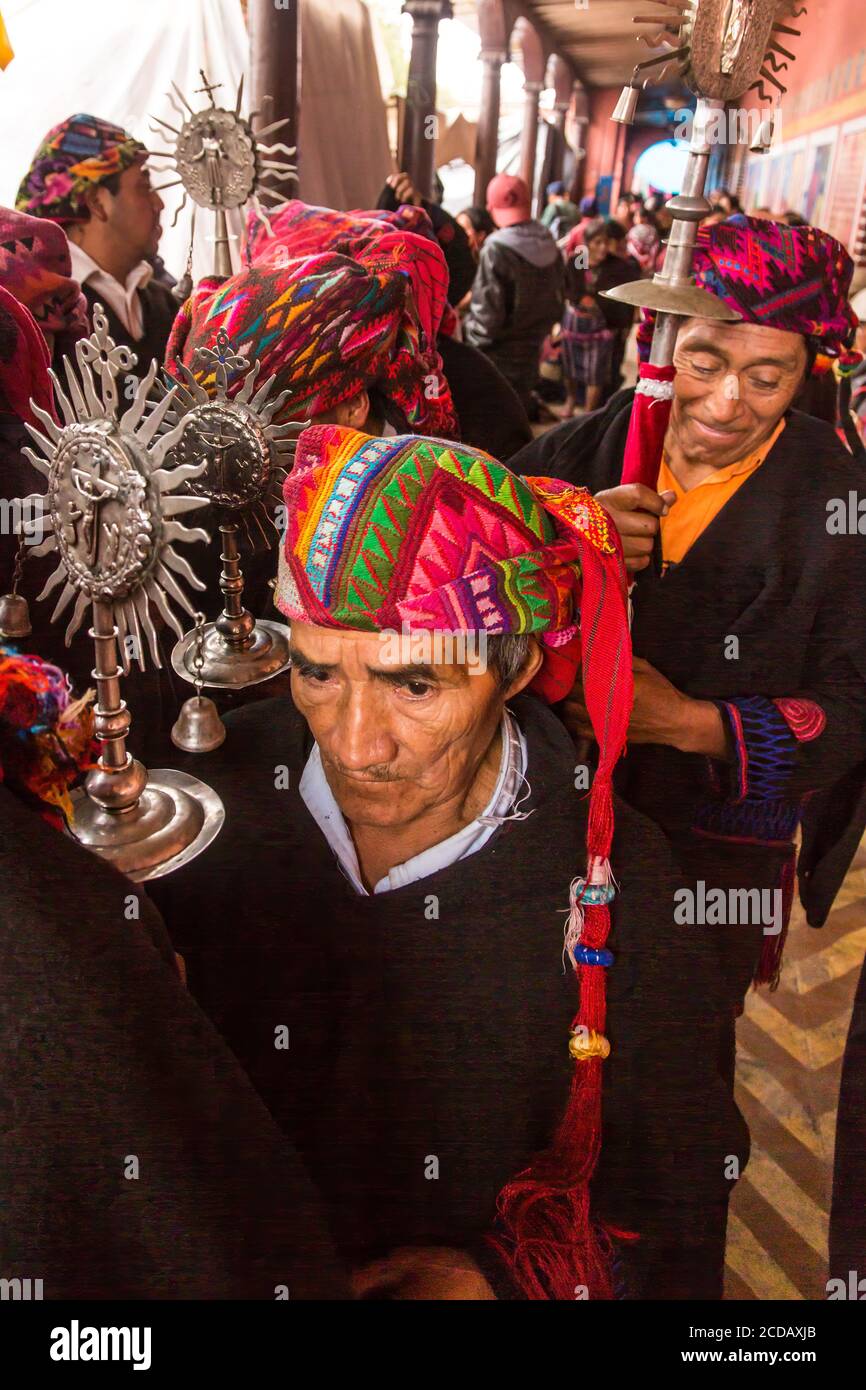 Cofrades avec leur personnel d'argent de bureau et de panuelo élaboré des foulards de tête à Chichichastenango, au Guatemala. Banque D'Images