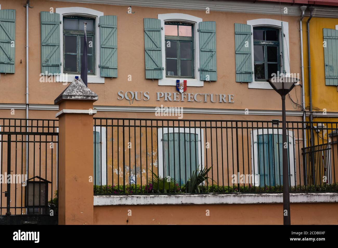 Le bâtiment de la Préfecture de sous, un bâtiment du gouvernement français à côté du parc de la place de la victoire dans la partie historique de Pointe-a-Pitre, Guadeloupe. Banque D'Images