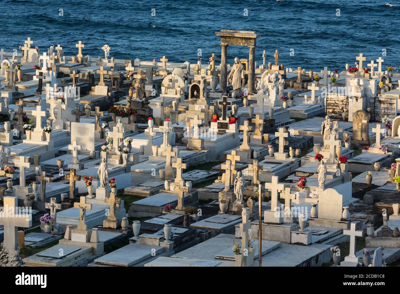 Le cimetière de Maria Magdalena de Pazzis au bord de l'océan, à l'extérieur du mur de la ville du Vieux San Juan, Porto Rico, et près du Castillo San Felipe del Morro Banque D'Images