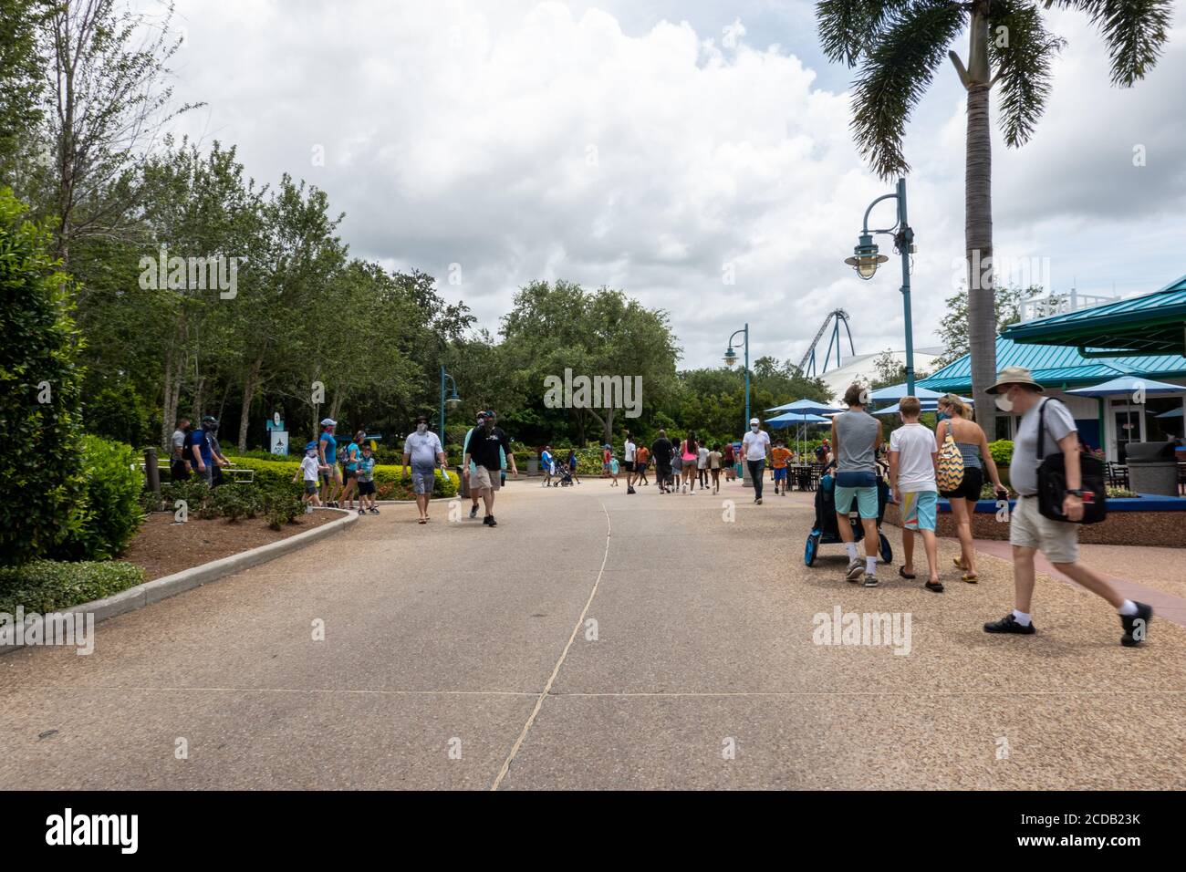 Orlando, FL/USA-7/3/20: Les gens qui marchent autour d'un parc presque vide portant des masques de visage et des distances sociales à SeaWorld à Orlando, FL. Banque D'Images