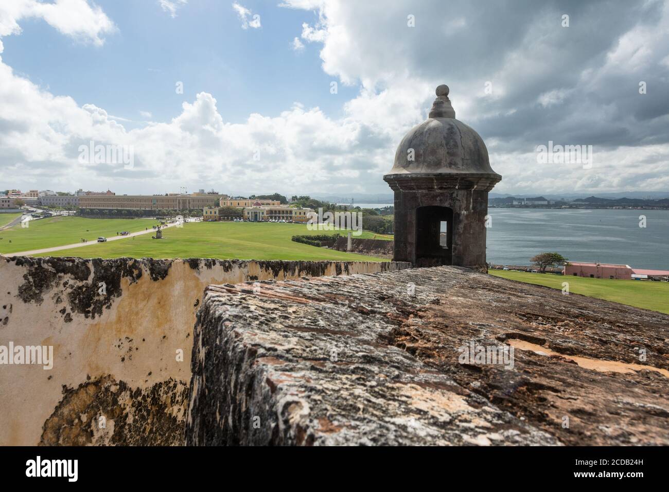 Une boîte de sentry, une guérilla ou un bartizan sur le mur du Castillo San Felipe del Morro dans le vieux San Juan, Porto Rico. Site historique national de San Juan et Banque D'Images