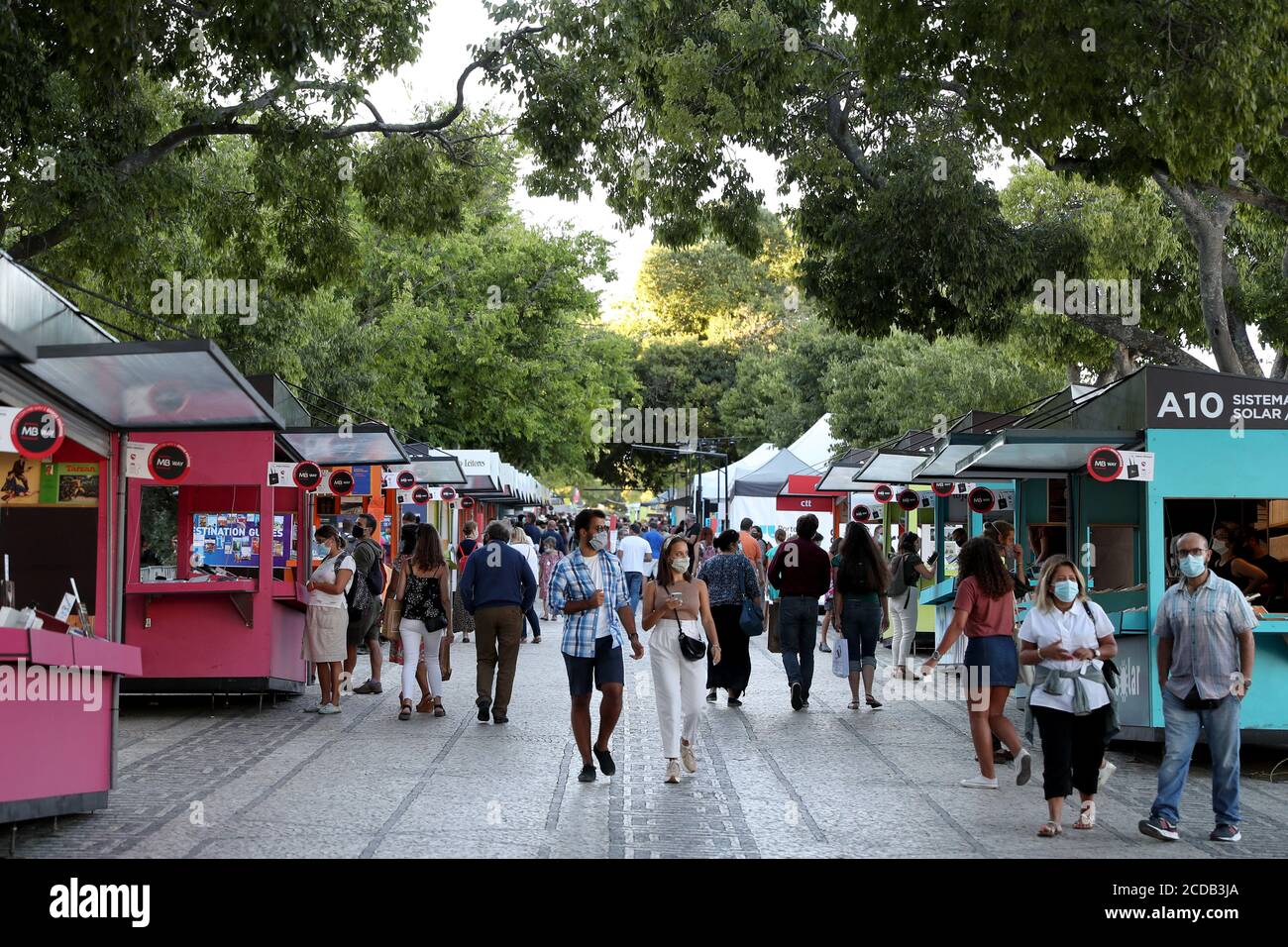 Lisbonne, Portugal. 27 août 2020. Les gens visitent la Foire du livre de Lisbonne 2020 au Parque Eduardo VII à Lisbonne, Portugal, le 27 août 2020. La 90e édition de la Foire du livre de Lisbonne, initialement prévue pour mai/juin, se tiendra du 27 août au 13 septembre, en raison de la pandémie de Covid-19. Crédit : Pedro Fiuza/ZUMA Wire/Alay Live News Banque D'Images